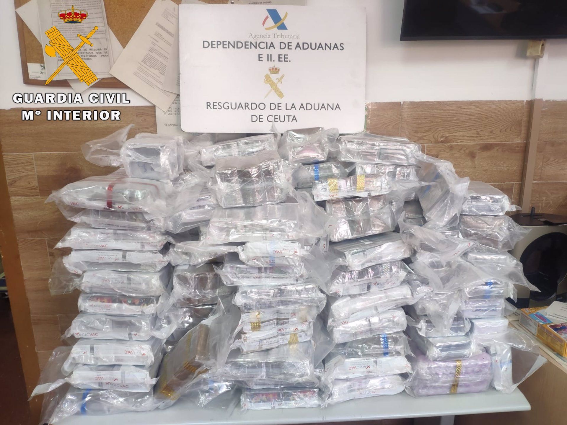 La Guardia Civil incauta 637 kilos de hachís ocultos en una caravana que cruzaba a Algeciras.