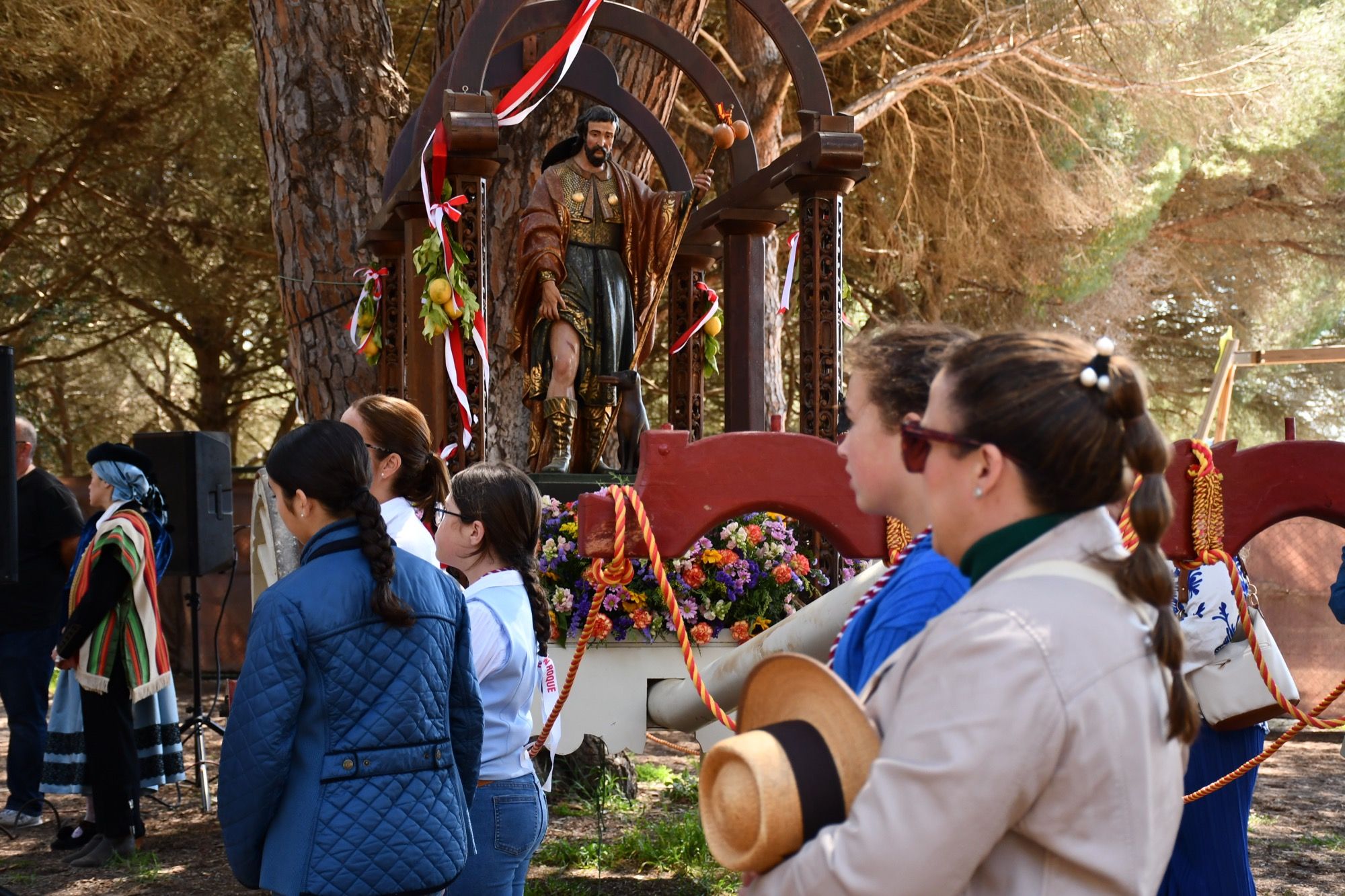 Misa de romeros, reconocimientos y actuaciones en una agradable convivencia junto al Patrón San Roque.