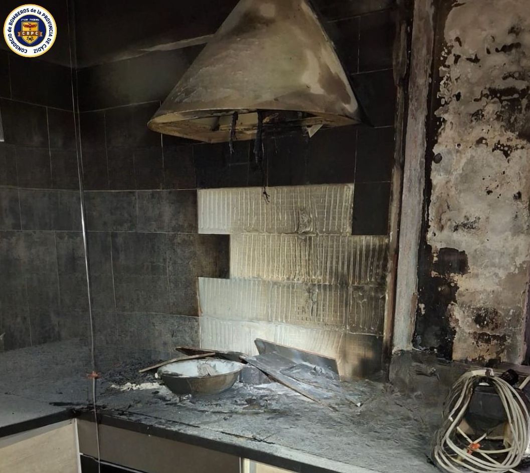 Bomberos intervienen en un incendio de vivienda en la calle La Palma de Algeciras.