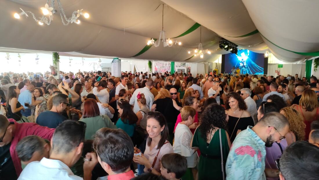 Feria de Los Barrios 2025: horarios de casetas y otras normas y prohibiciones. En esta imagen, animado interior de una caseta de la Feria de Los Barrios. Imagen de archivo.