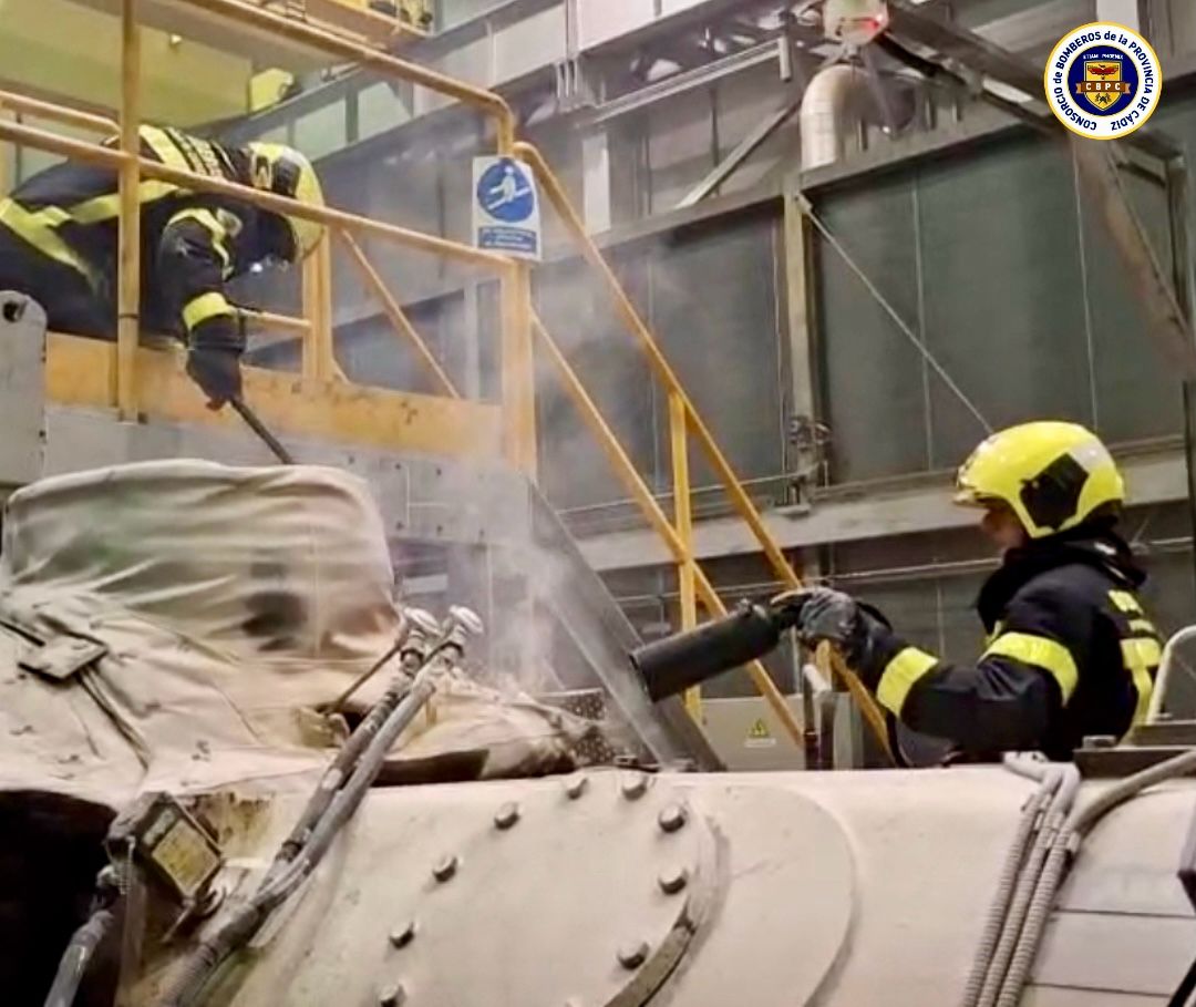Bomberos actúan en el sobrecalentamiento de una turbina en la Central de Ciclo Combinado.