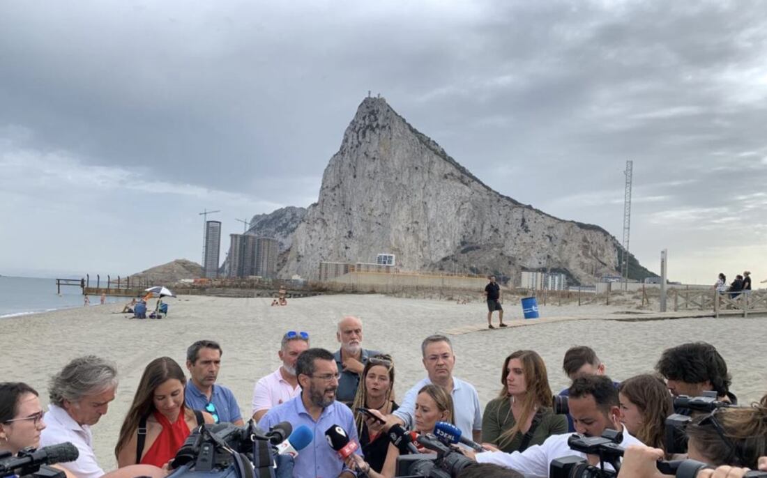 Juan Franco pide medidas concretas para La Línea por "su cercanía y dependencia" de Gibraltar. Foto de una rueda de prensa del alcalde de La Línea, Juan Franco.