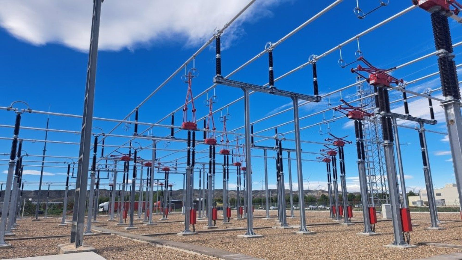 Red Eléctrica dice que la recuperación del suministro "avanza" y hay luz en zonas de nueve comunidades.