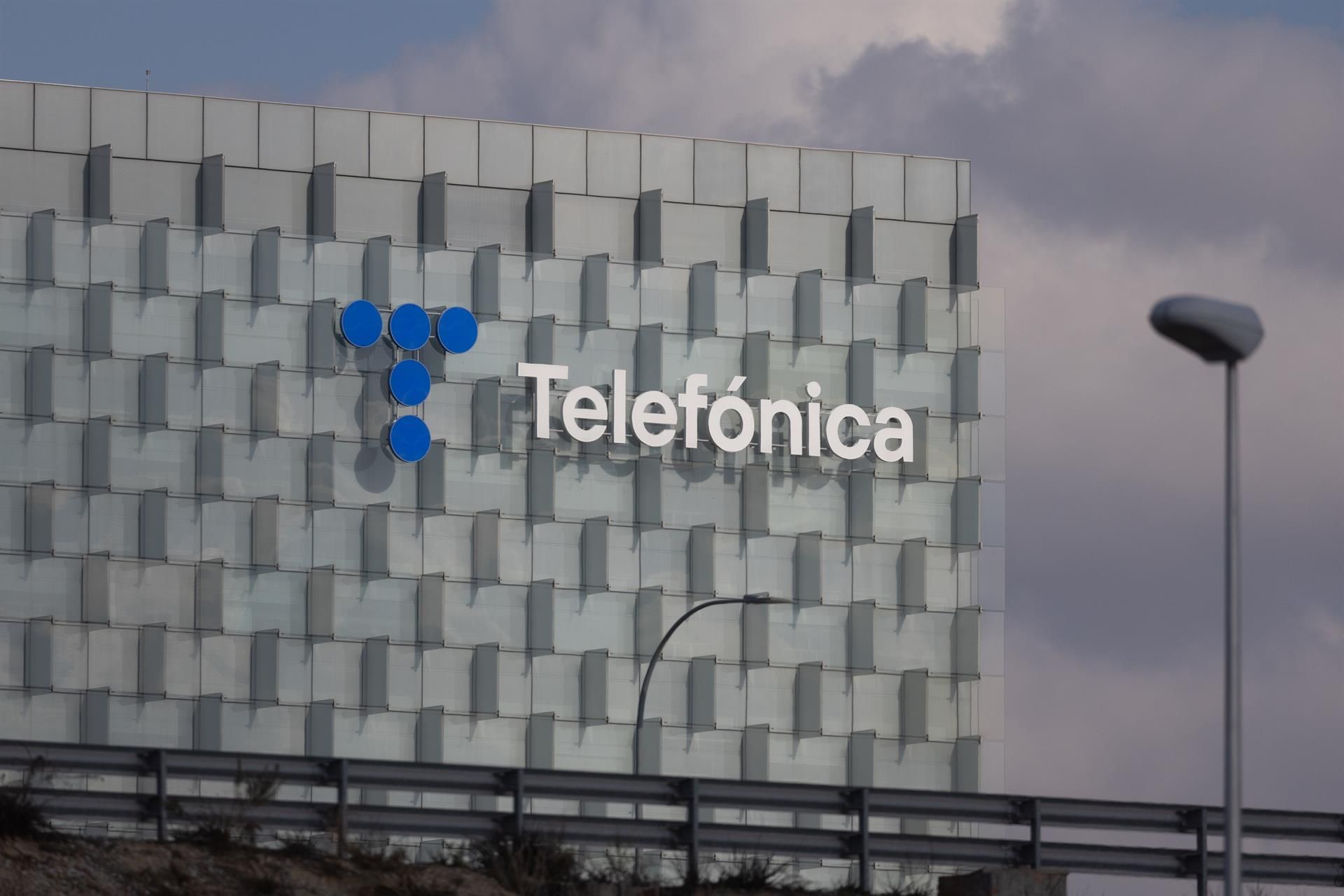 Telefónica racionaliza el uso de recursos y prioriza servicios esenciales. 