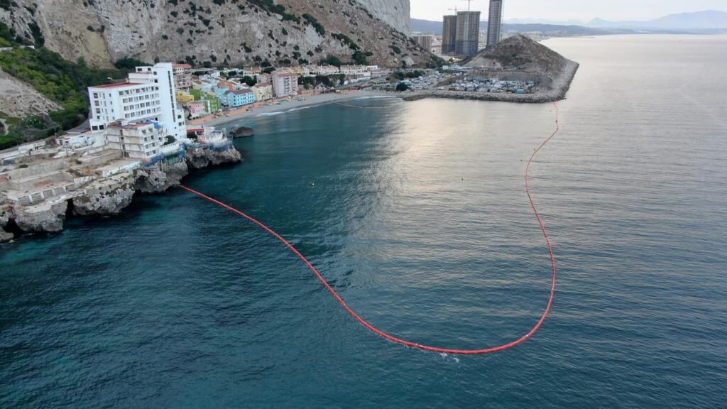 Limpieza de aguas cercanas a Gibraltar tras el vertido del buque 'OS 35'.