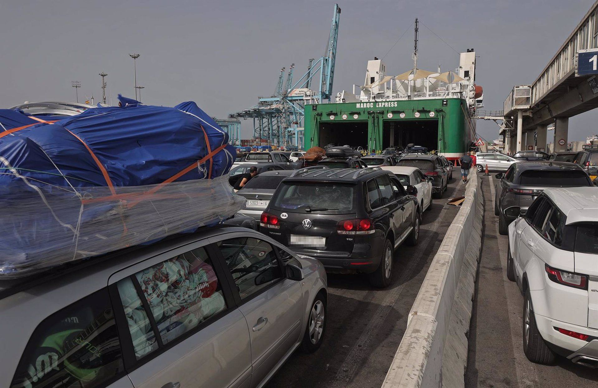 Numerosos vehículos cruzan la frontera en el puerto de Algeciras en una imagen de archivo. - Nono Rico (Europa Press) - Europa Press - Archivo. Tarifa retoma sus conexiones con Tánger desde esta tarde tras un día y medio sin ferris por el viento