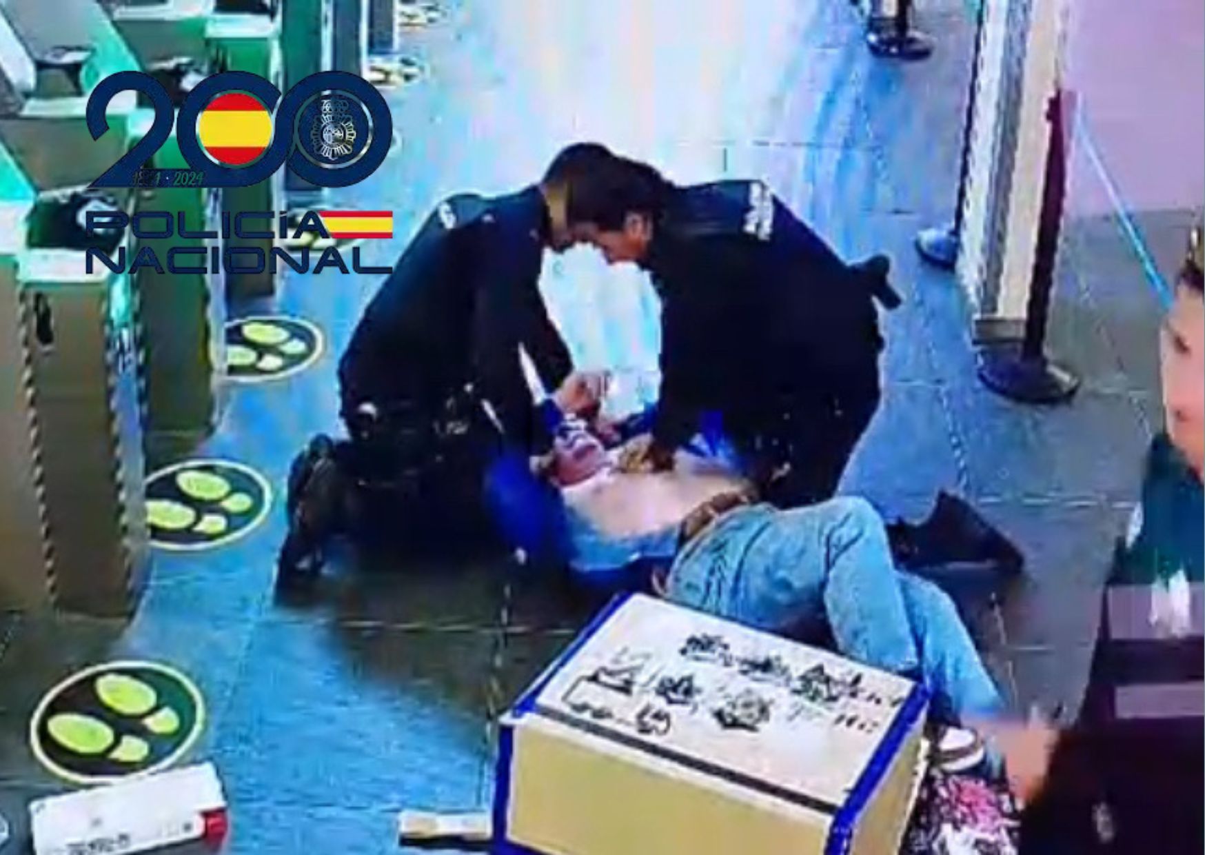La Policía Nacional salva la vida a un hombre en parada cardiorrespiratoria en la frontera de la Línea .