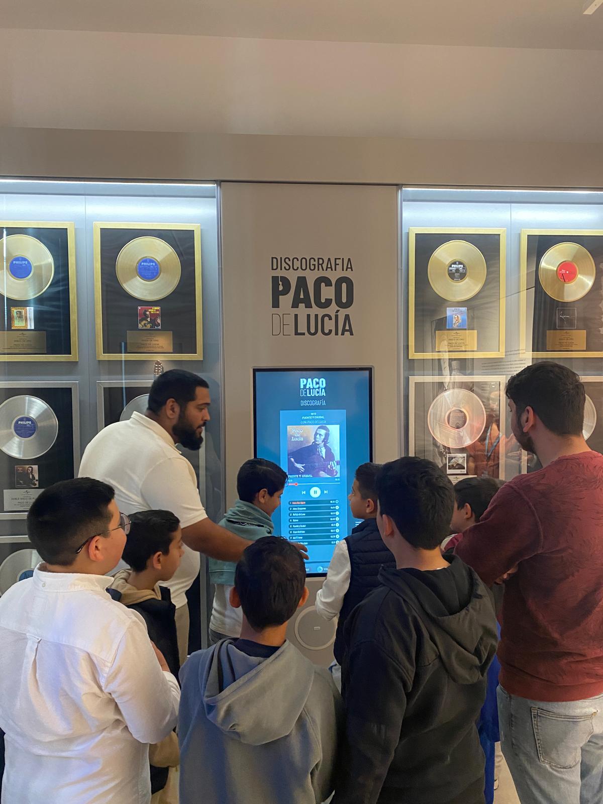 Los usuarios del taller 'Un niño, una guitarra, un corazón' apreden en el Centro de Interpretación Paco de Lucía