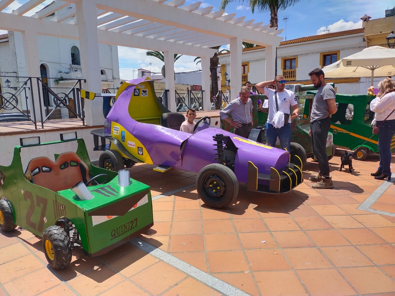 Imagen de archivo de unos vehículos que participaron en la pasada edición de Autos Locos de Tesorillo. 