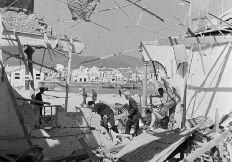 Lámina 1. Restos del bombardeo del acorazado Jaime I a Algeciras. Muelles y al fondo la cornisa marítima de Algeciras. Fuente: Fotograma de VM-54377