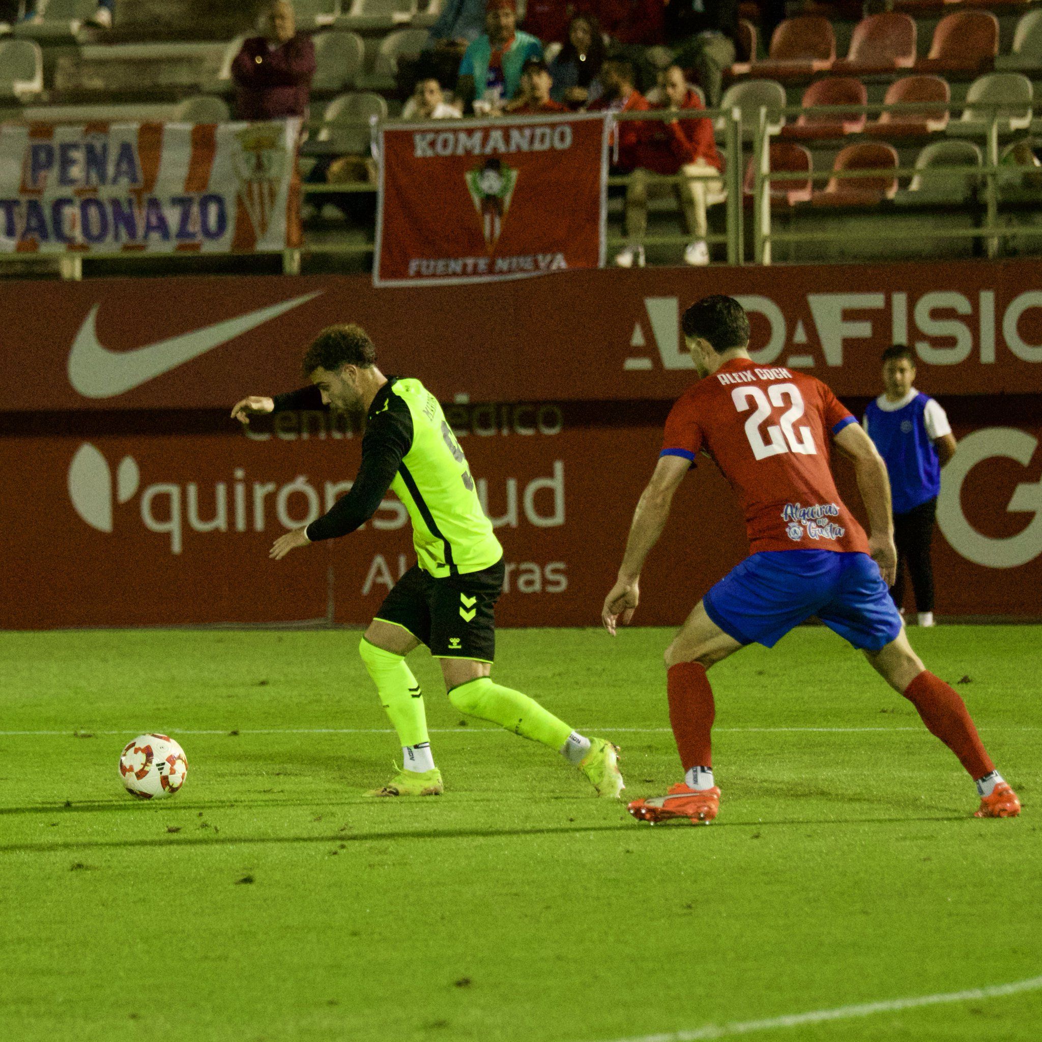 Una jugada del Algeciras-Betis Deportivo