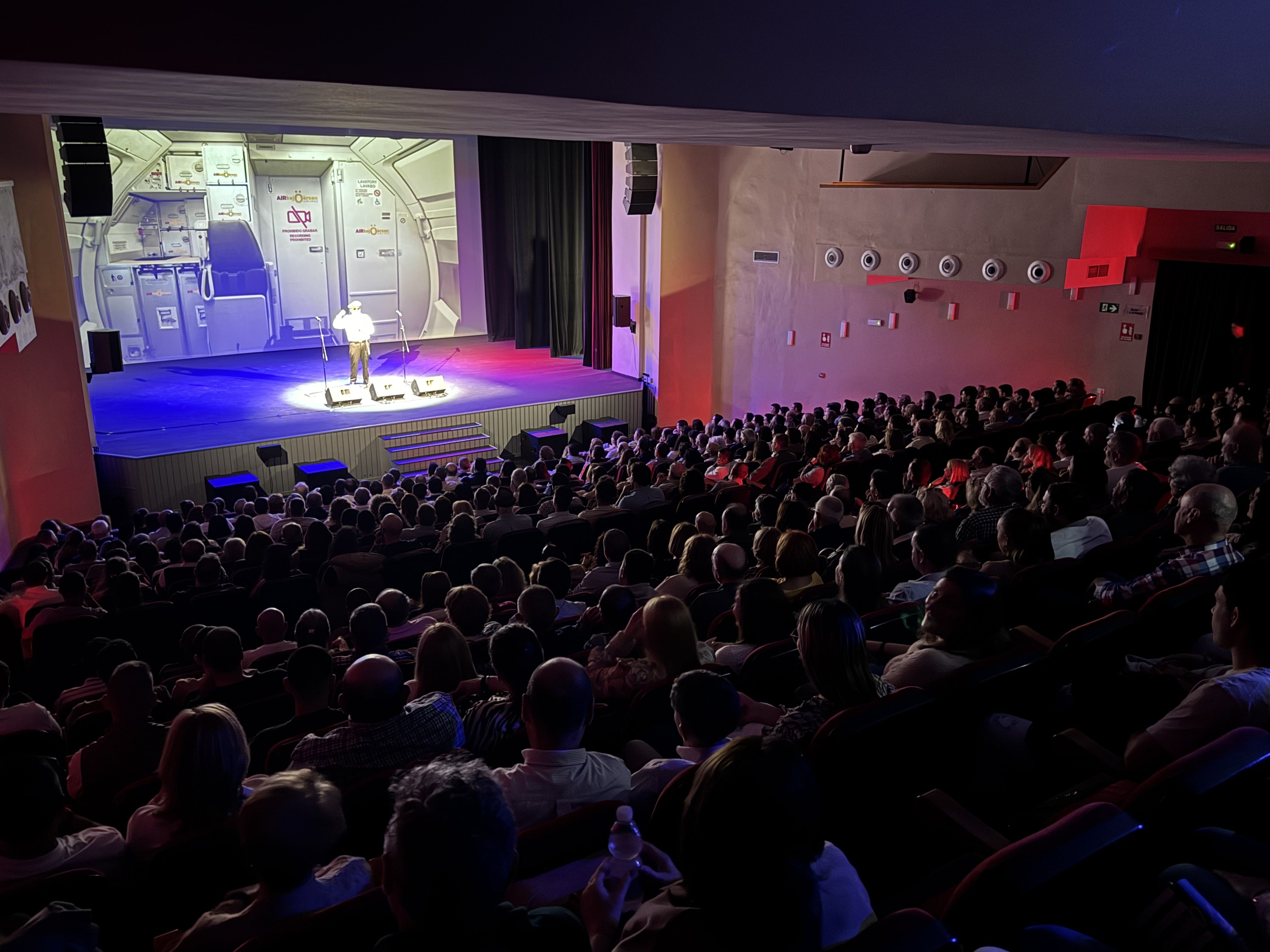 Lleno completo en el espectáculo del Comandante Lara en el teatro Juan Luis Galiardo de San Roque 