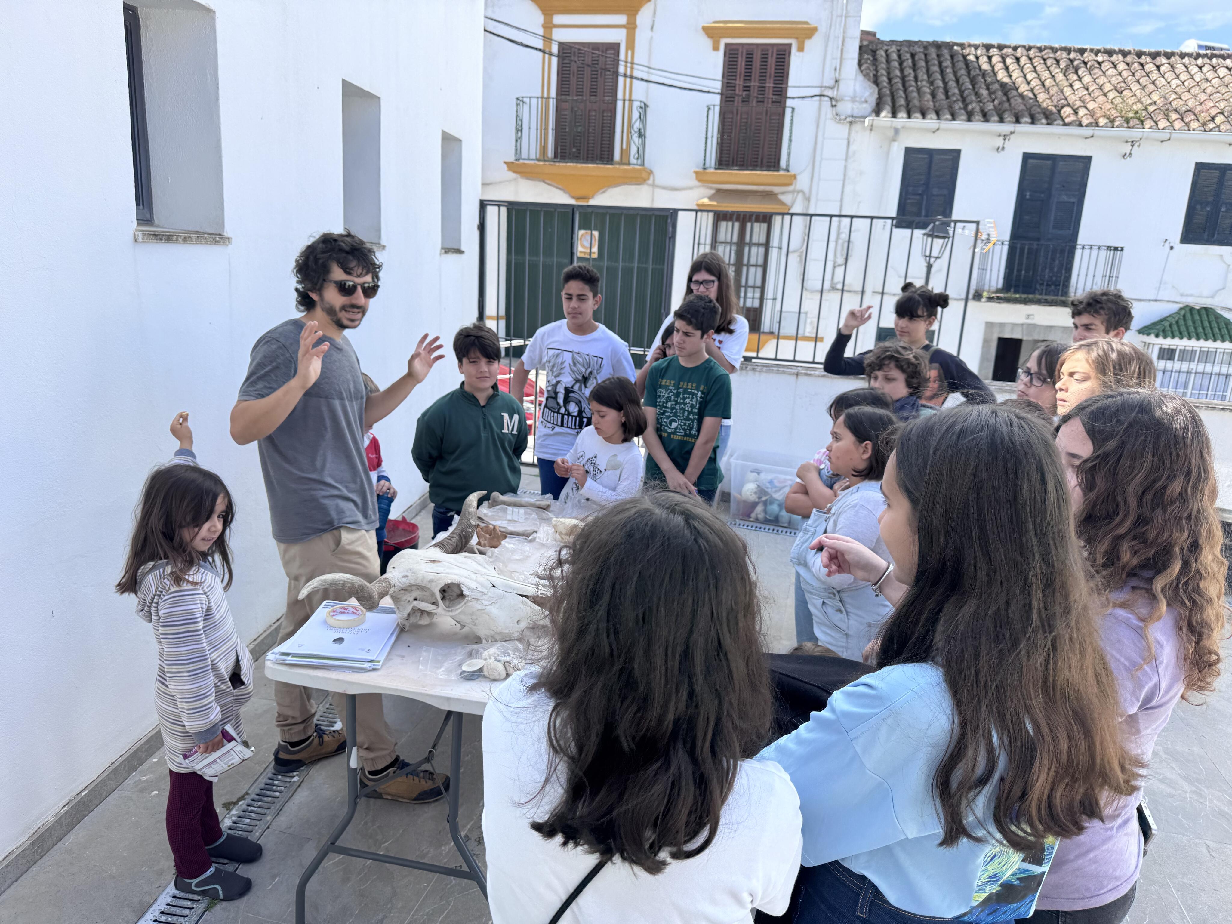 Cerca de 30 niños conocen la paleobiología a través de un taller en San Roque