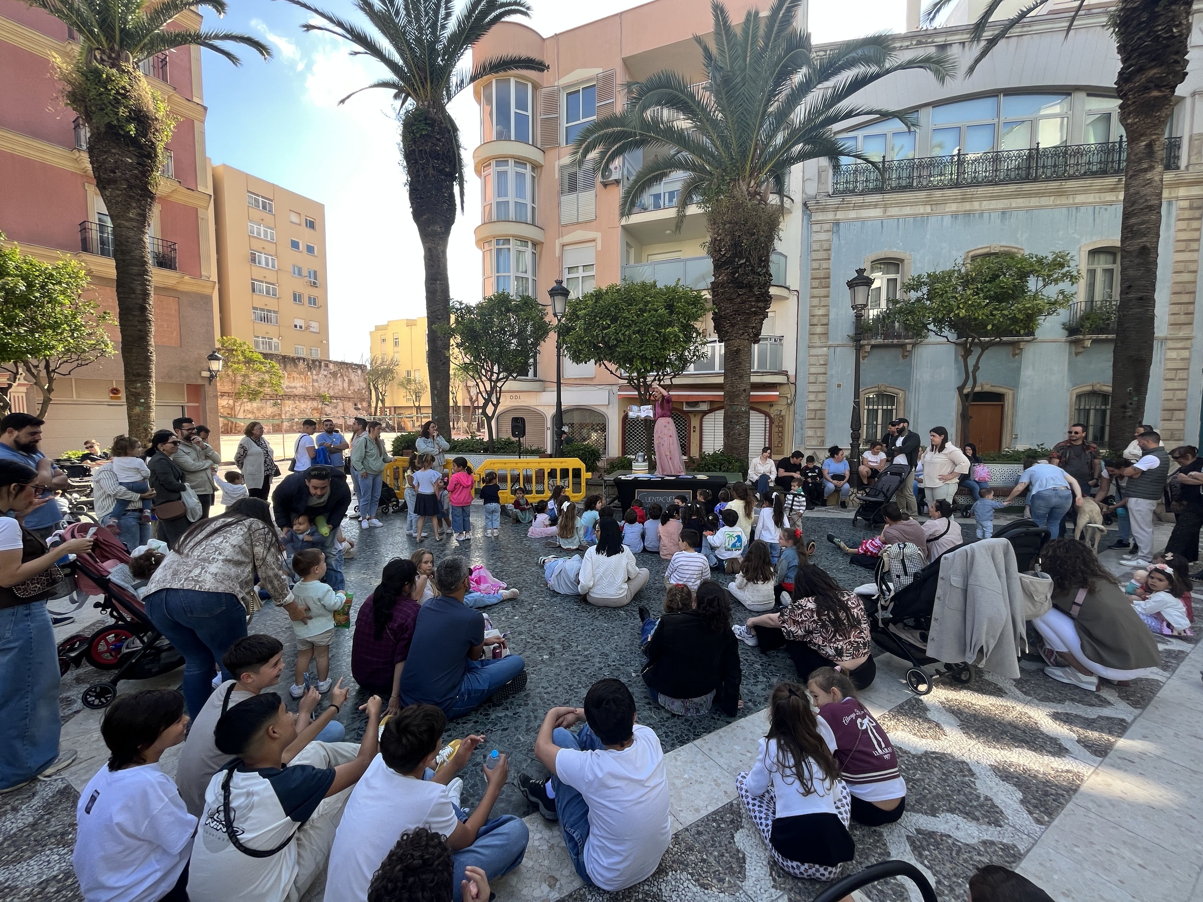 Imagen de un cuentacuentos infantil en la feria del Libro de La Línea. Fotografía: 8Directo.