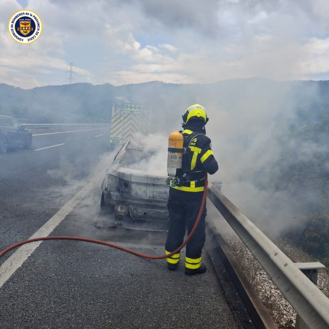 Arde un vehículo sin heridos en la A-381 de Los Barrios
