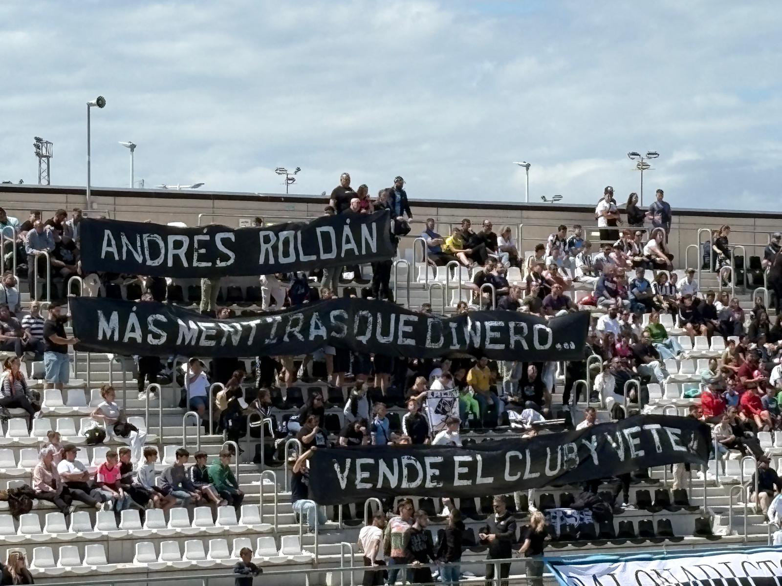 Pancarta de la afición en el partido. 
