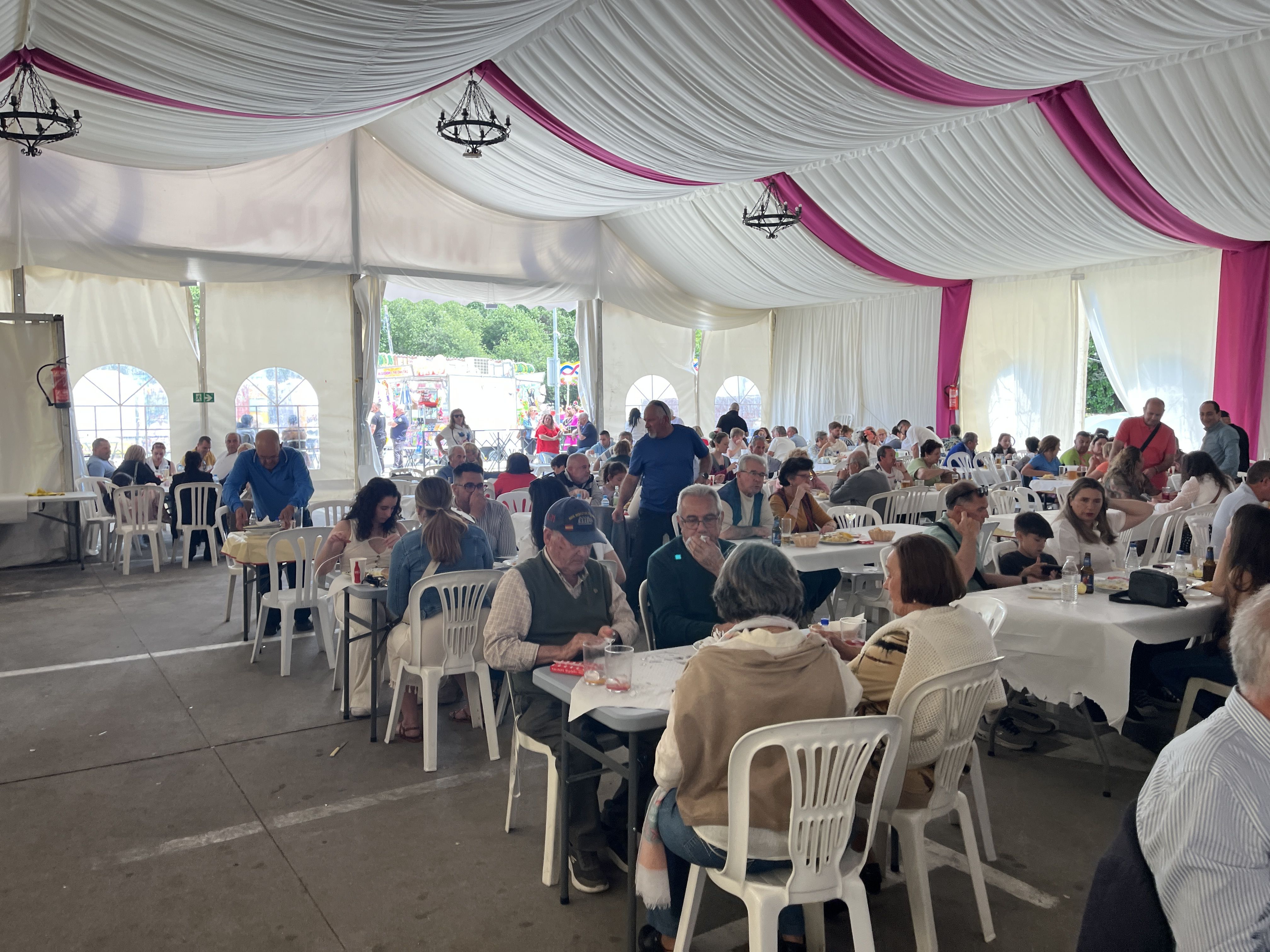 Imagen: B. J./8Directo. Ambiente familiar y festivo para despedir la feria de Castellar 