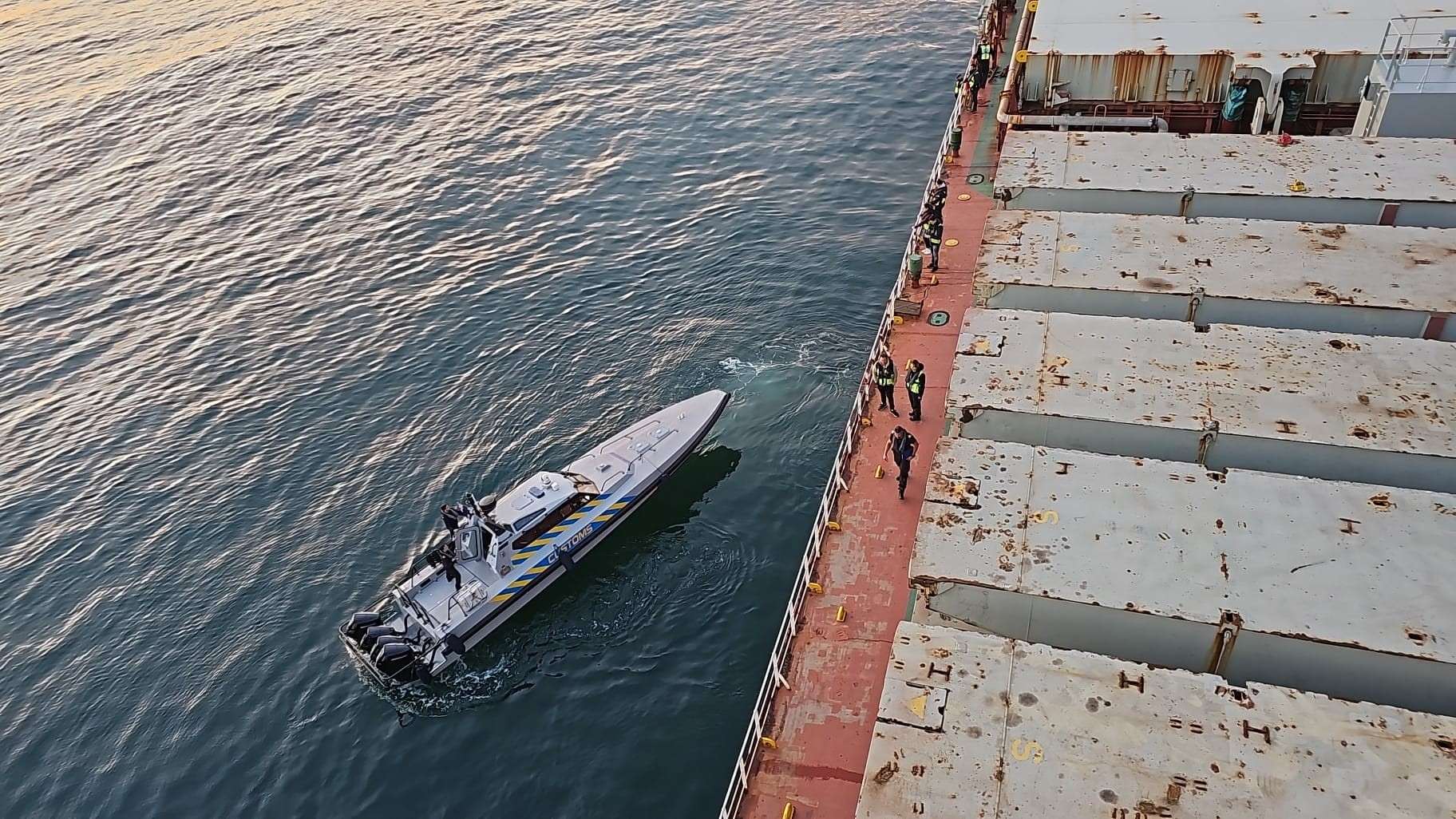 Momento del abordaje del granelero por parte del 'HM Customs'.