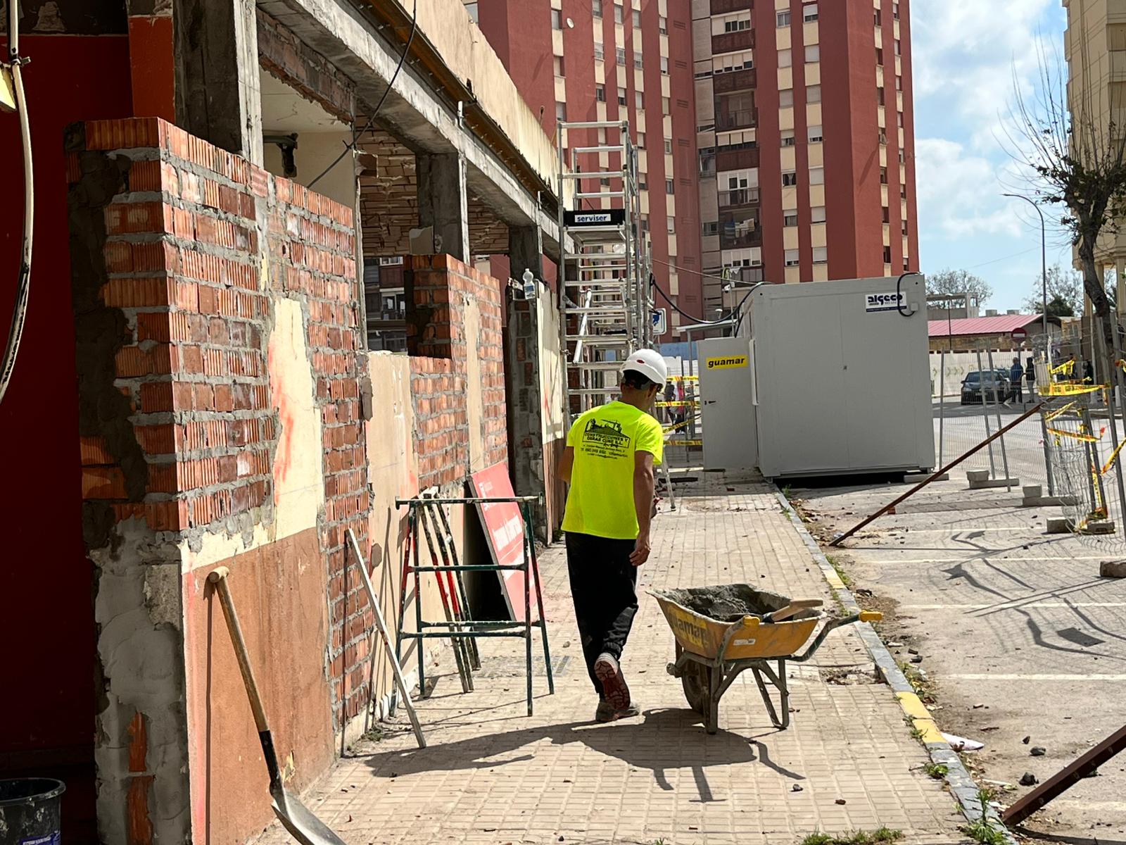 Un obrero trabajando en La Línea. Imagen de 8Directo. 