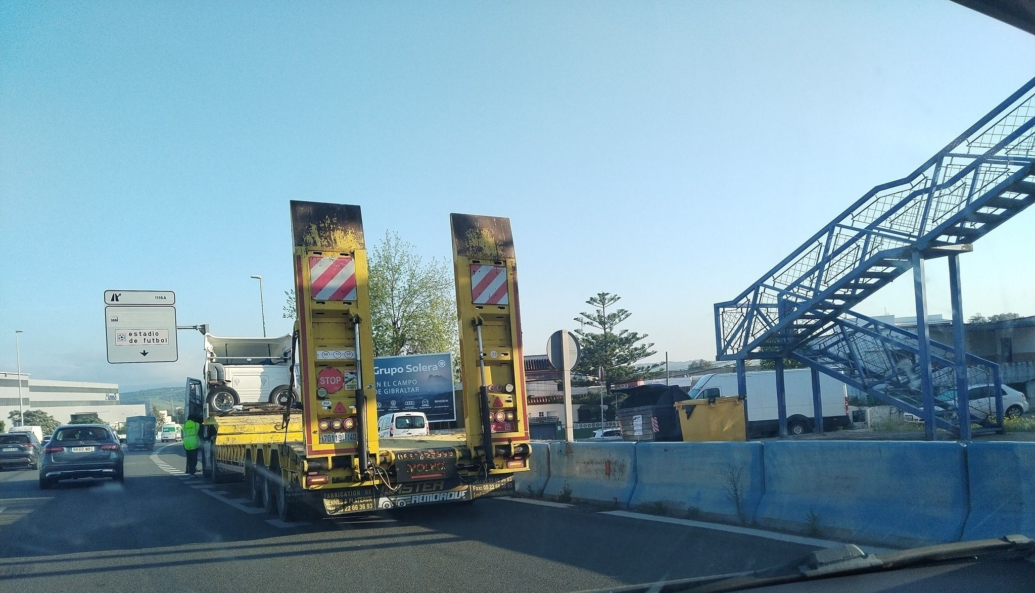 Una colisión entre un camión y un turismo provoca largas retenciones a la salida de Algeciras.