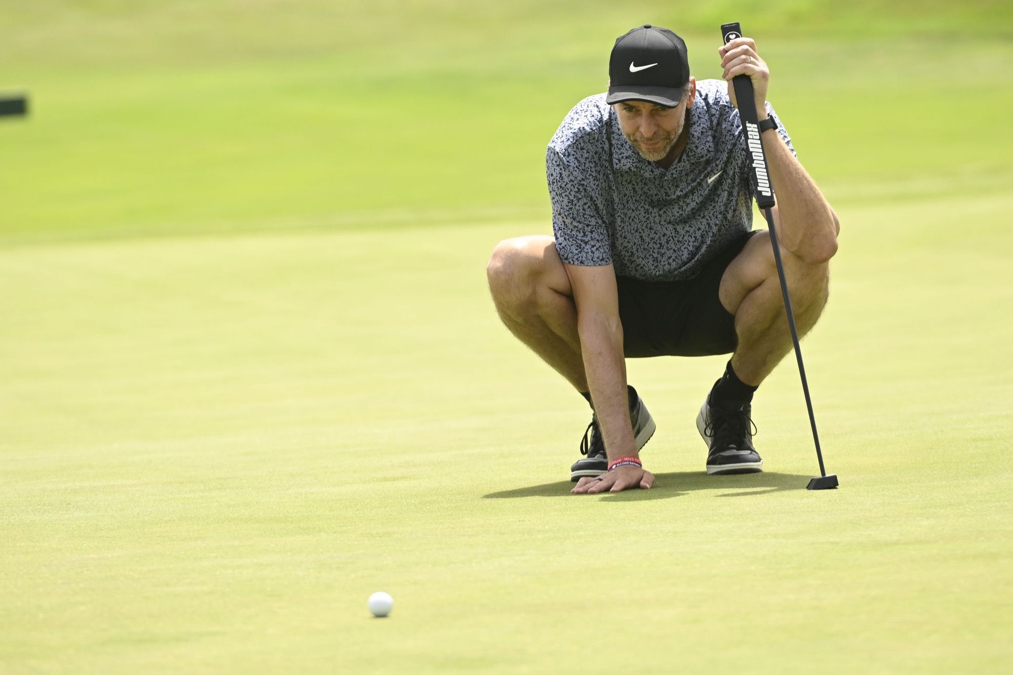 La leyenda del baloncesto Pau Gasol jugando al golf. Imagen de archivo. Rafa Nadal y Álvaro Morata participarán en el torneo de Pau Gasol en La Hacienda Links Golf Resort