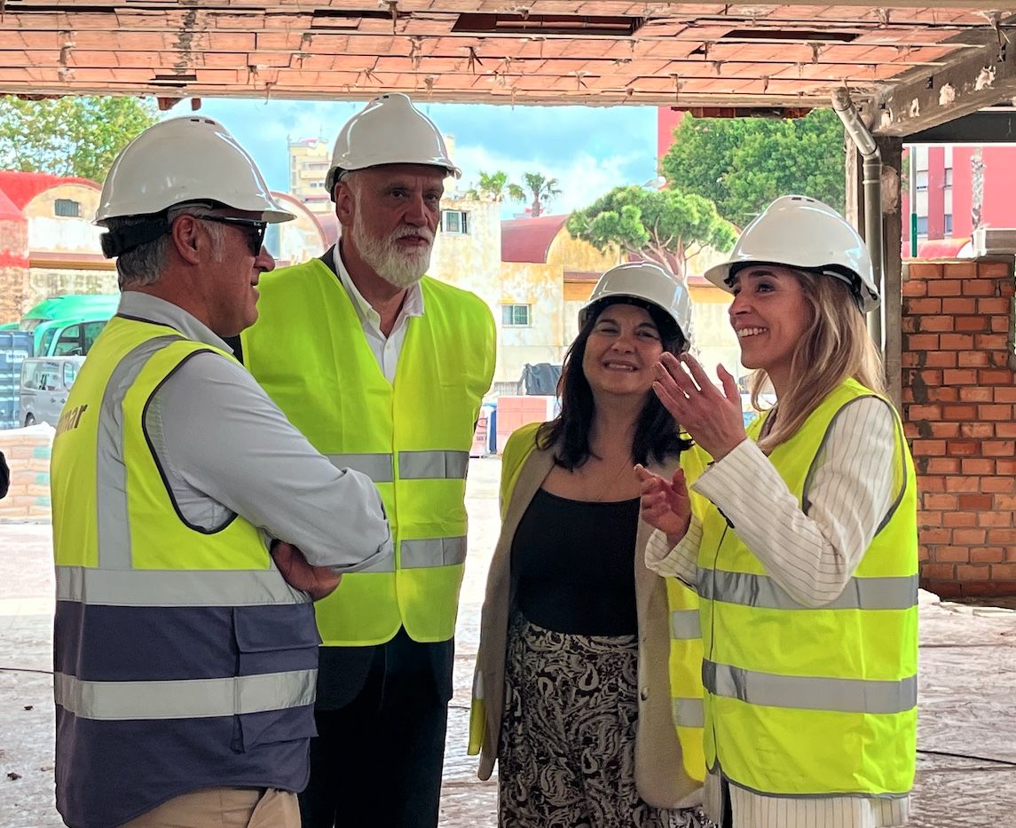 La presidenta de la Diputación y Javier Vidal hablan durante la visita a las obras de la Estación de Autobuses. Foto: F.M. 