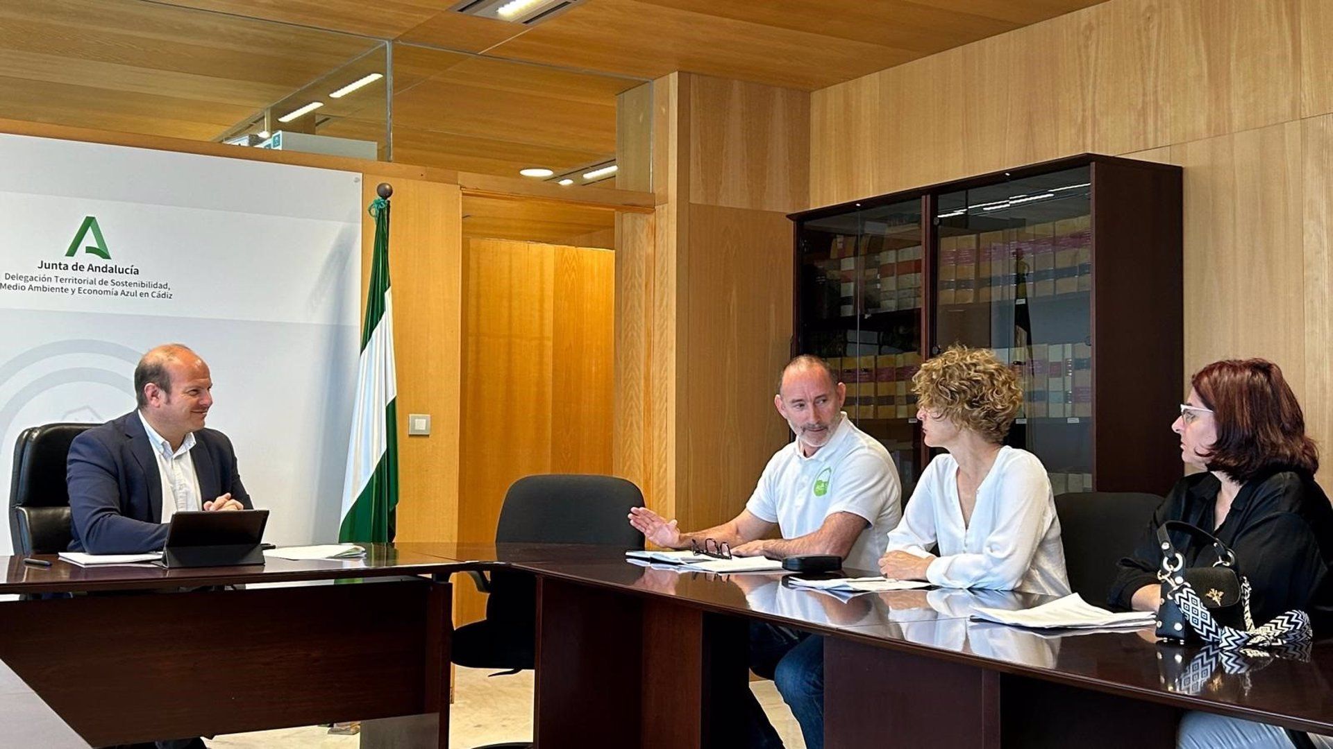 La Junta aborda con el centro para adultos SEP Tarifa el aprovechamiento del alga asiática.