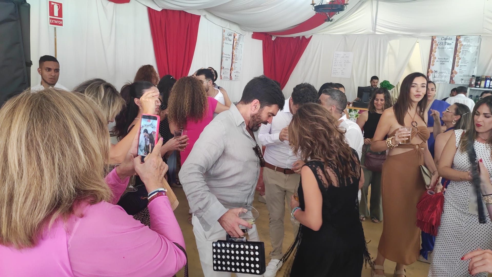 Ciudadanos disfrutan en el interior de una caseta de Feria el año pasado.