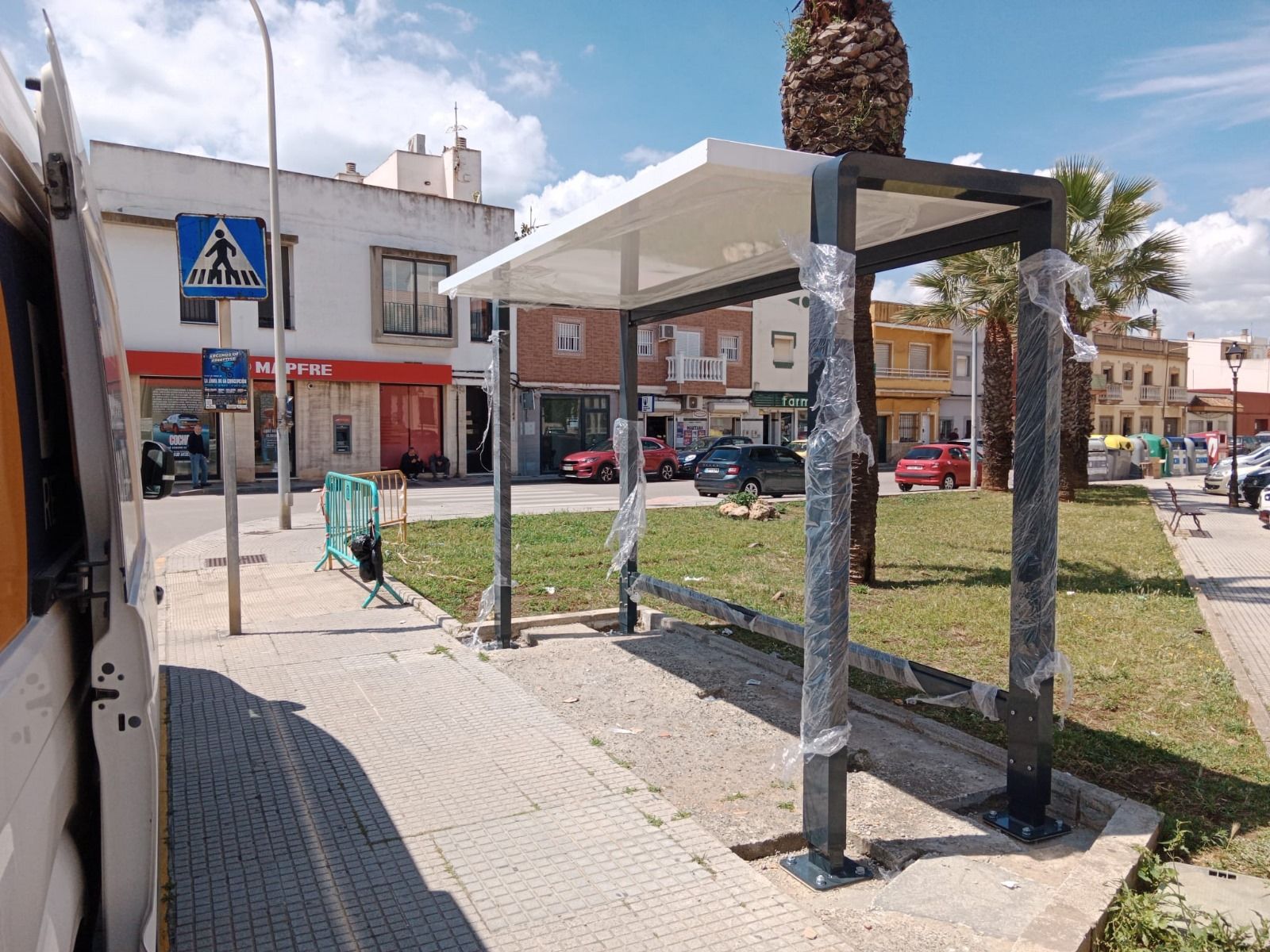 Iniciada la colocación de marquesinas con placas fotovoltaicas en las paradas de autobús.