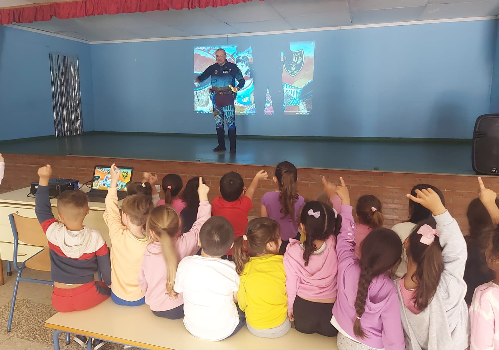 El GOAP de la Policía Local explica a los niños y niñas qué hacer si se pierden en la feria.