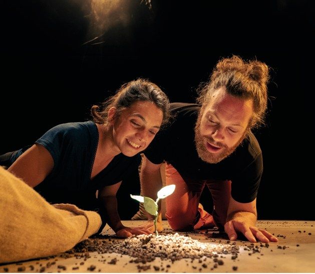 Escolares del Huerta Fava disfrutan de la obra 'Semilla' del circuito Abecedaria.