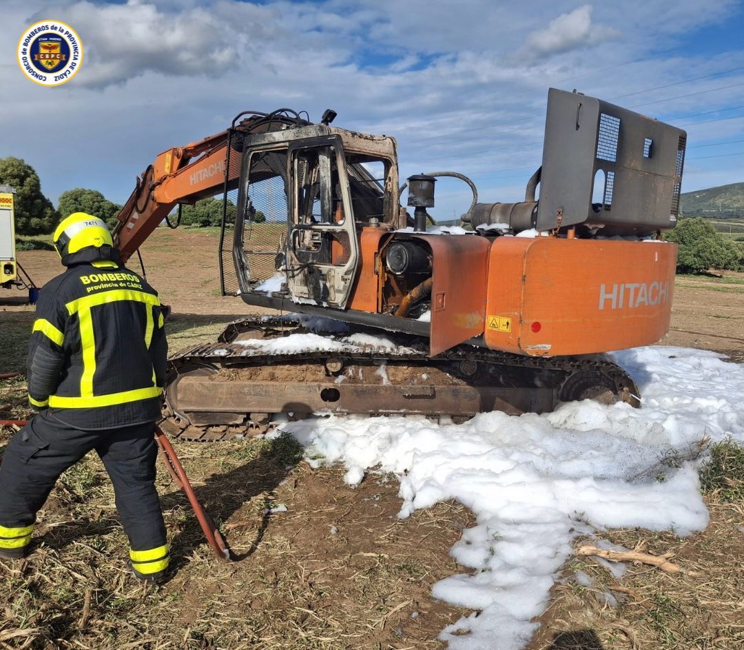 Bomberos intervienen en el incendio de una retroexcavadora en la CA-9203.