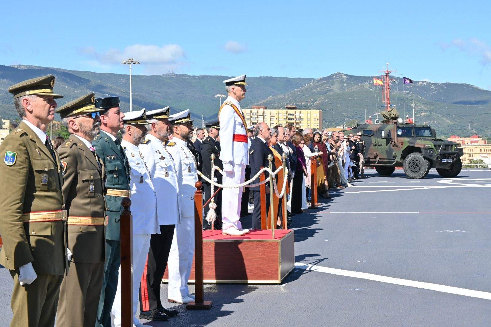 Un centenar de ciudadanos acuden a la Jura de Bandera en el buque 'Castilla'.