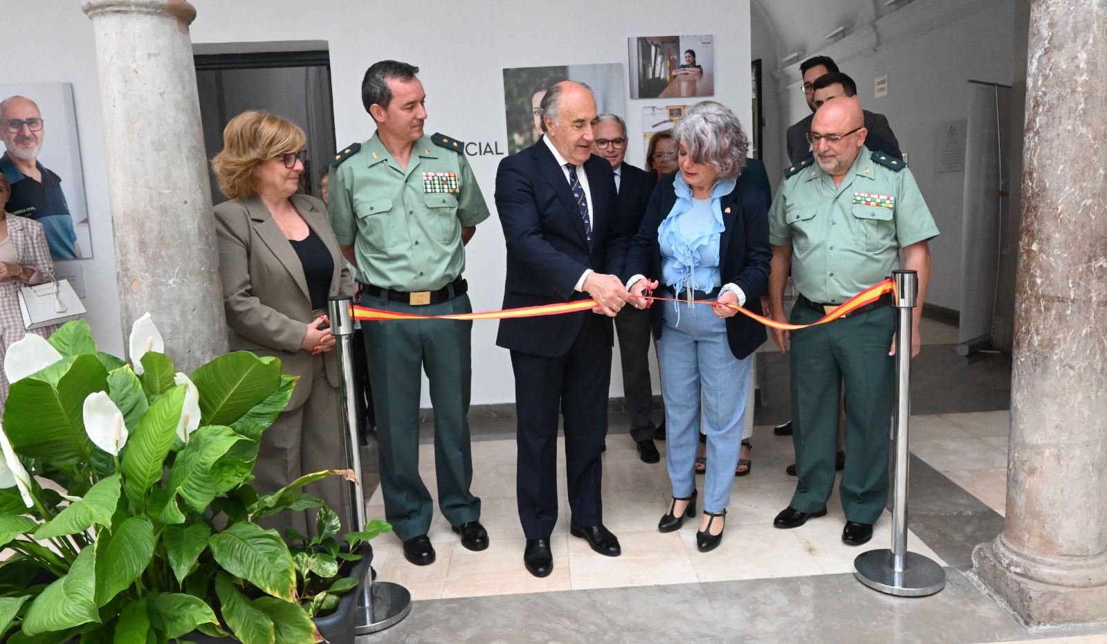 Una exposición en el Museo de Algeciras acerca el trabajo de la Guardia Civil a través de 200 fotos.