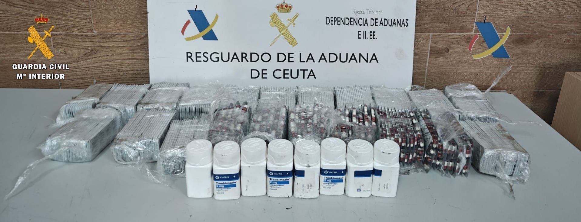 La Guardia Civil incauta 11.600 ansiolíticos ocultos en un vehículo en Ceuta procedente de Algeciras.
