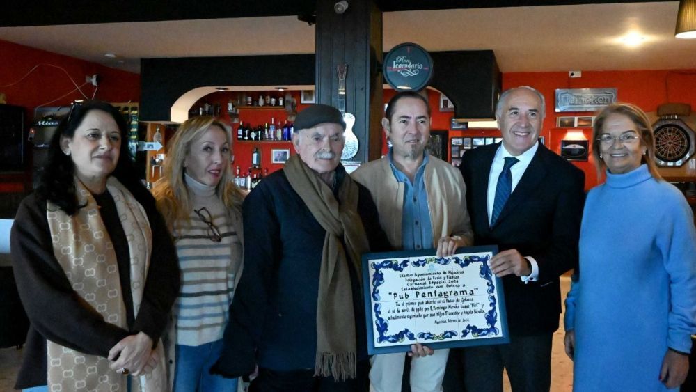 'El Piri', con sus hijos en la entrega de Establecimiento con Solera.