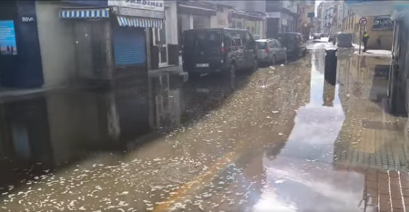 Revienta una tubería en pleno centro de La Línea y deja sin suministro varias calles.