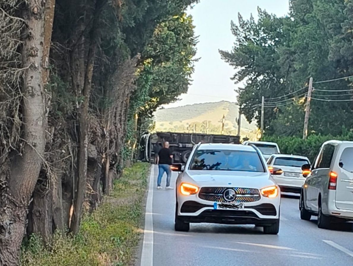 El vuelco de un camión en la A-2102 provoca el corte de la carretera de acceso a Tesorillo
