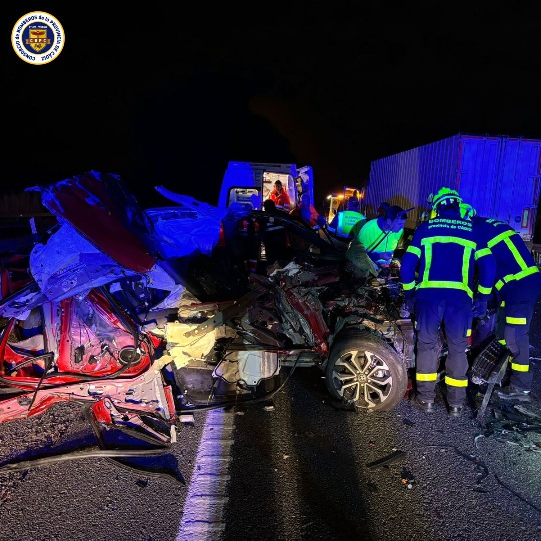 Heridas tres personas en un accidente de tráfico entre un camión y un coche en la Jerez-Los Barrios.