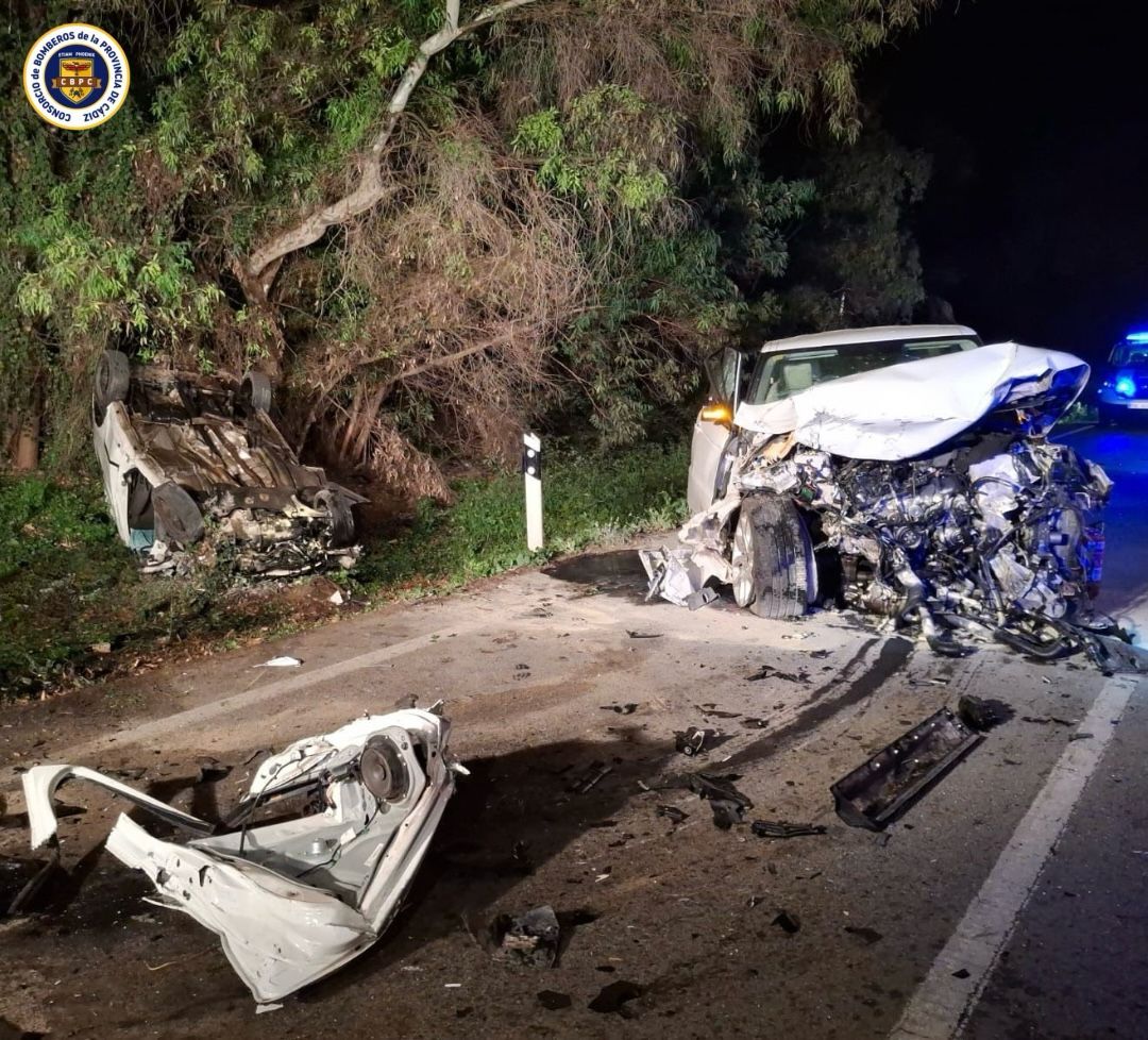 Estado de los vehículos tras el choque frontal que se ha cobrado la vida de dos personas en la carretera entre Jimena y Castellar. Foto: Consorcio de Bomberos. 