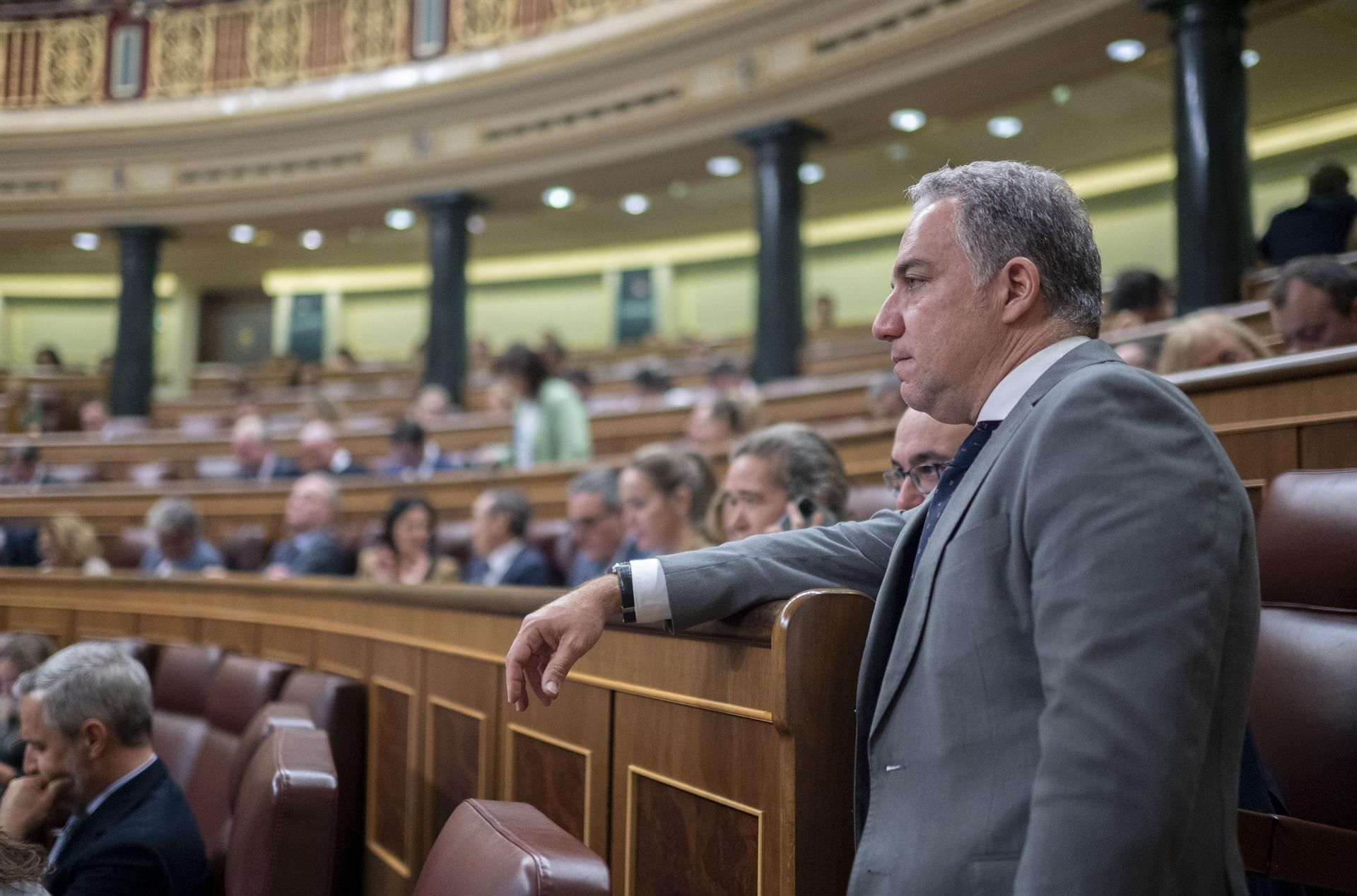 El vicesecretario de Coordinación Autonómica y Local del PP, Elías Bendodo (d), durante una sesión plenaria, en el Congreso de los Diputados, a 22 de octubre de 2024, en Madrid (España). - Alberto Ortega - Europa Press - Archivo