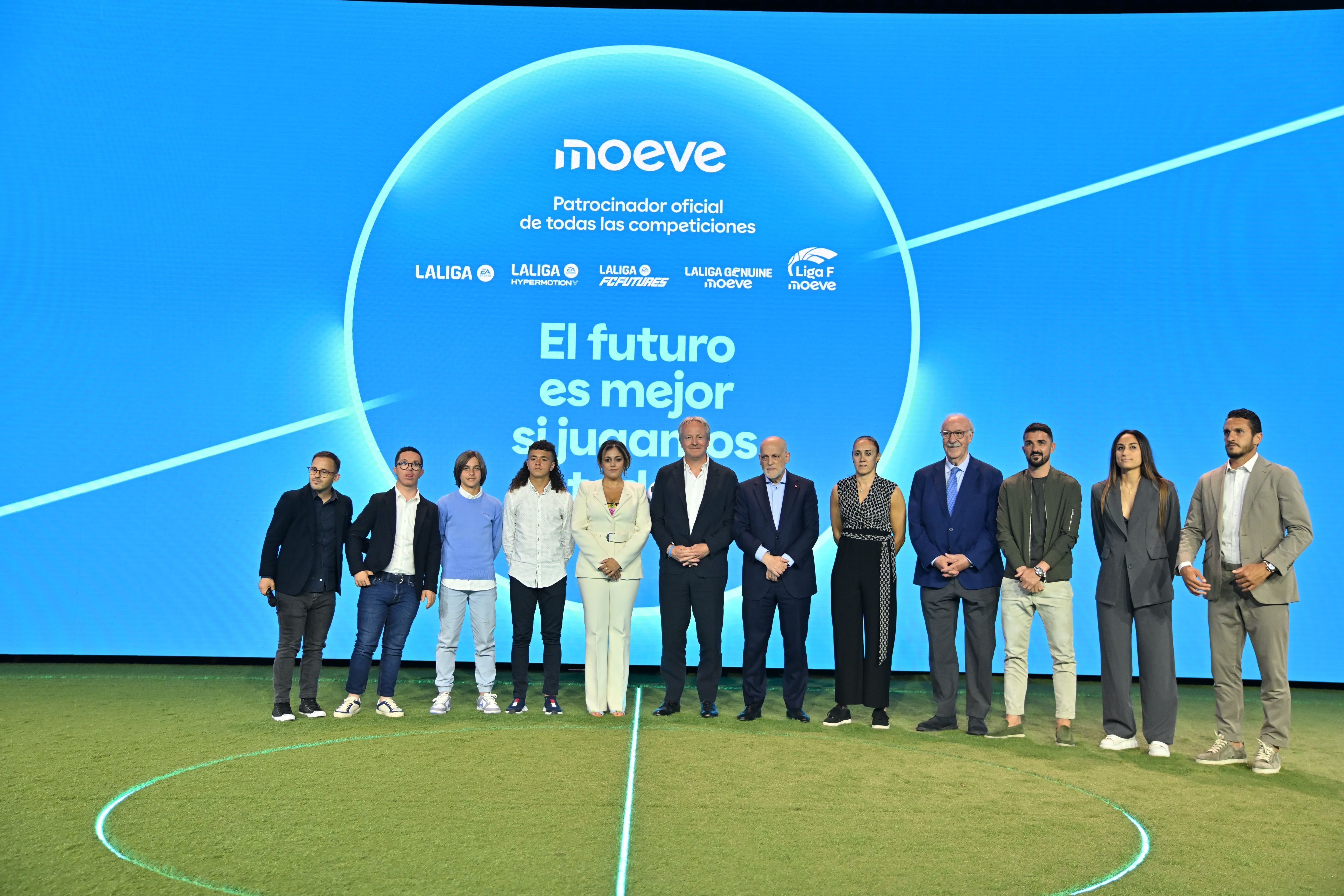 Fotografía de familia. Maarten Westelaar, CEO de Moeve junto a representantes de LALIGA, Liga F, LALIGA GENUINE, LALIGA EA SPORTS, LALIGA HYPERMOTION y FC FUTURE