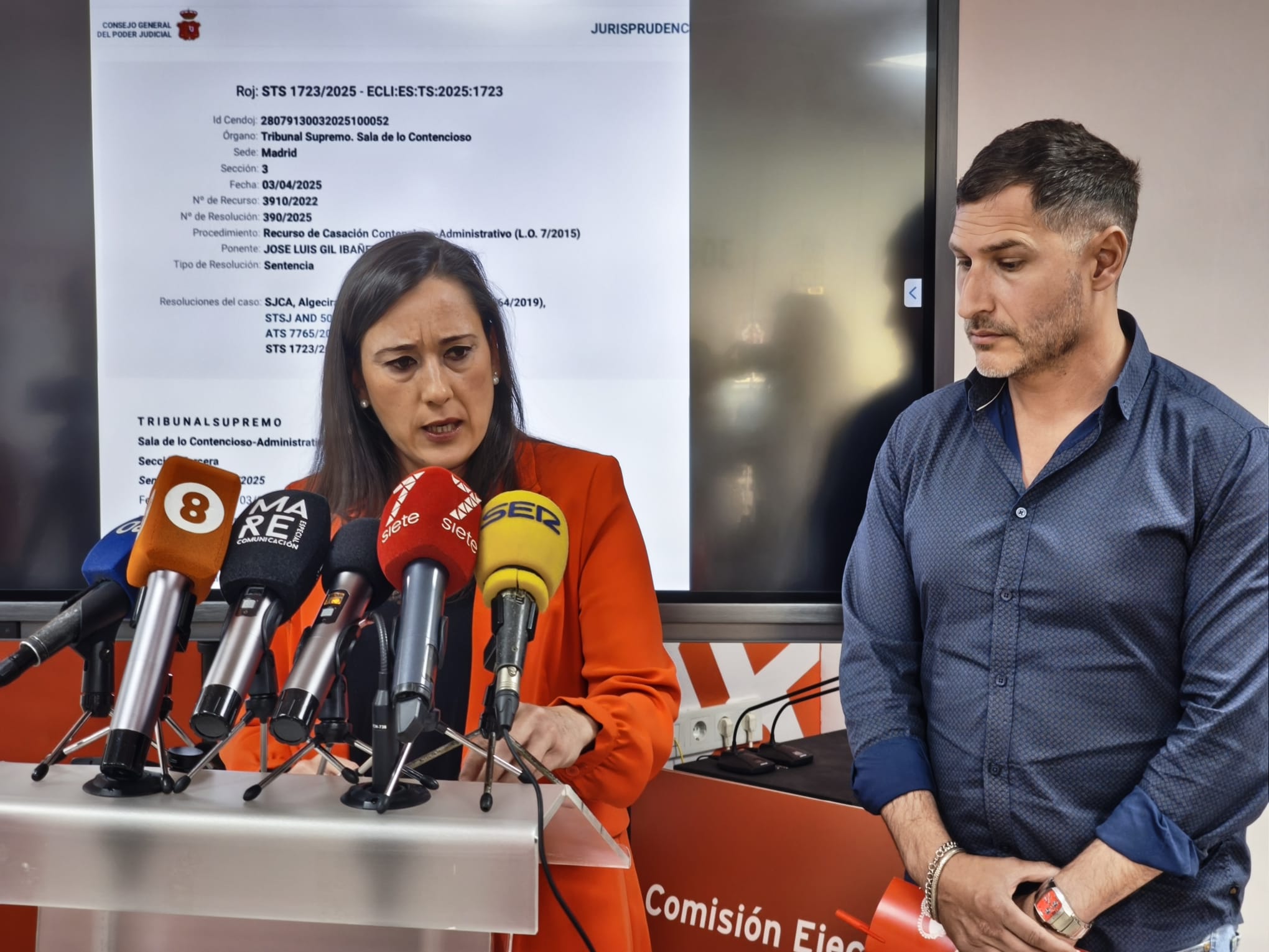 La portavoz del Grupo Municipal Socialista y parlamentaria andaluza, Rocío Arrabal, en rueda de prensa con el viceportavoz, Fran Fernández. 