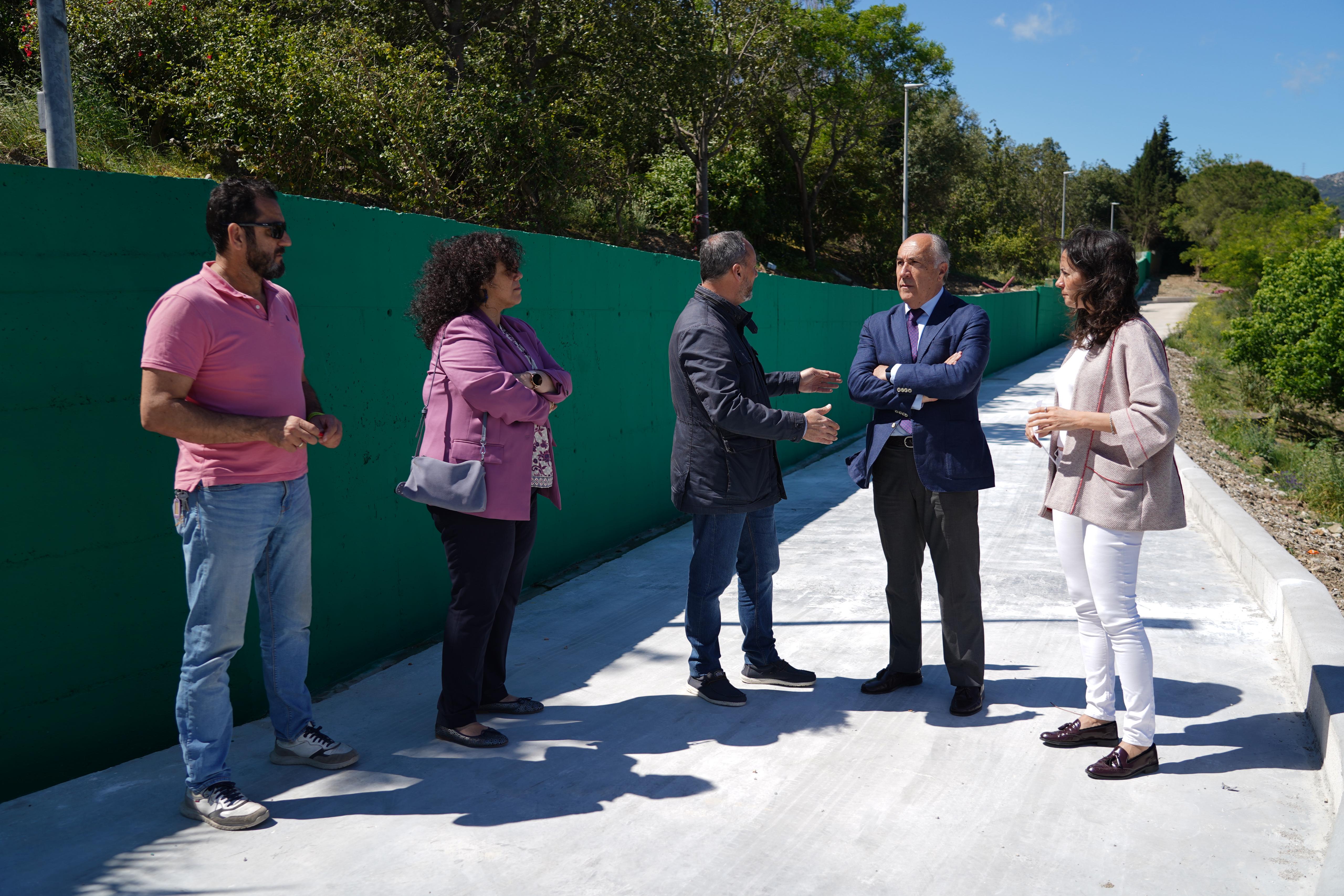 Reabre la calle cerrada al tráfico por las obras de reparación del muro en Cortijo Vides.