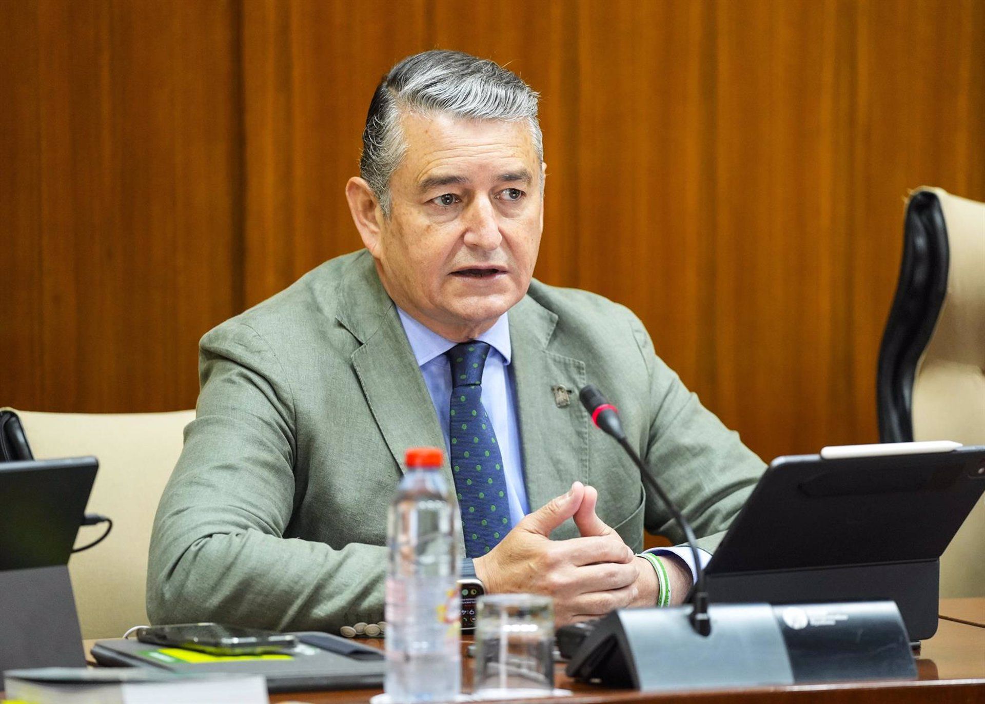 Sanz dice que el Gobierno "no se atreve" a actuar con los rellenos de Gibraltar. Foto: JOAQUÍN CORCHERO/PARLAMENTO DE ANDALUCÍA.