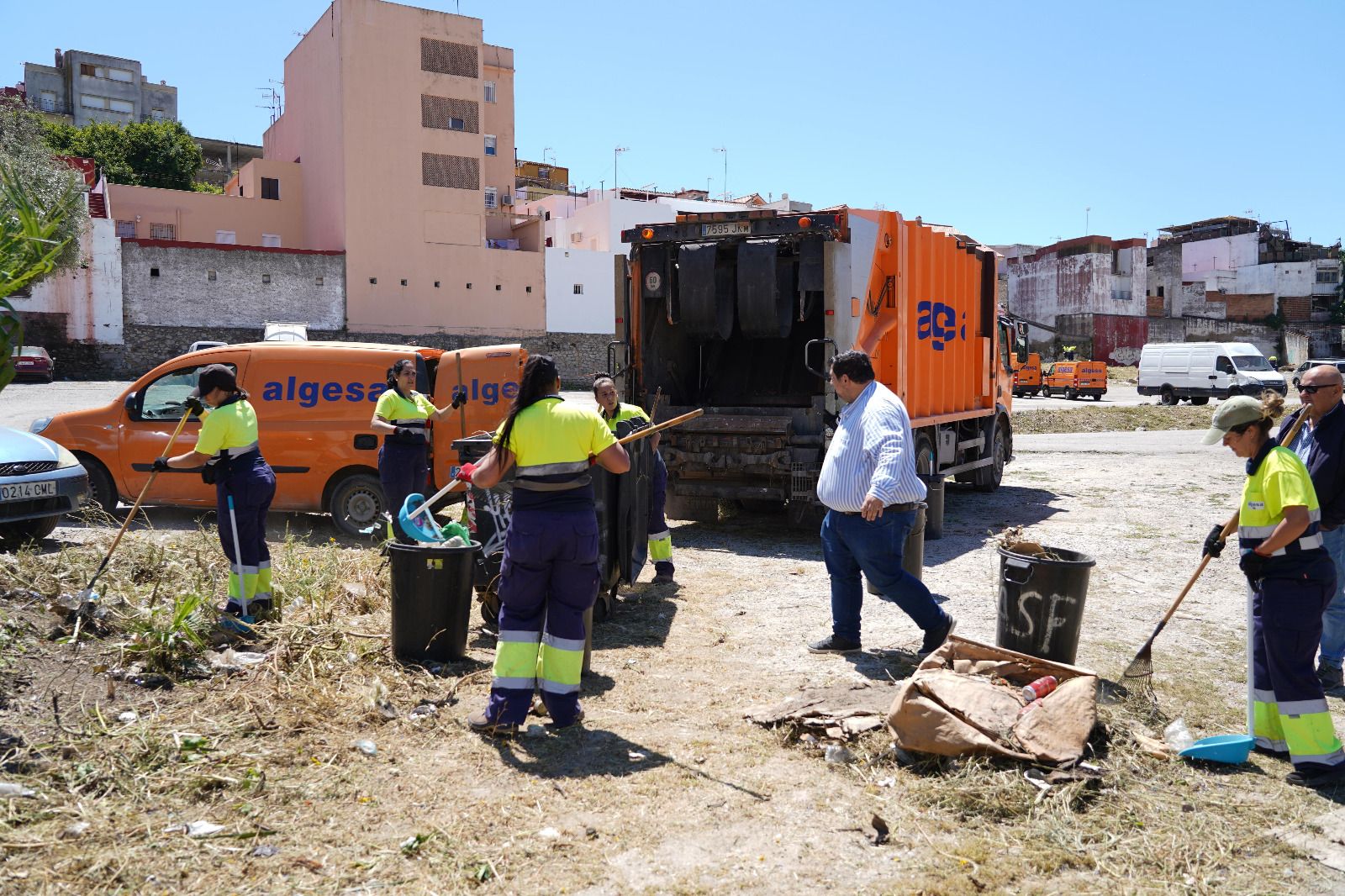 Algesa ejecuta una nueva limpieza de choque en el solar tras la estación de autobuses.