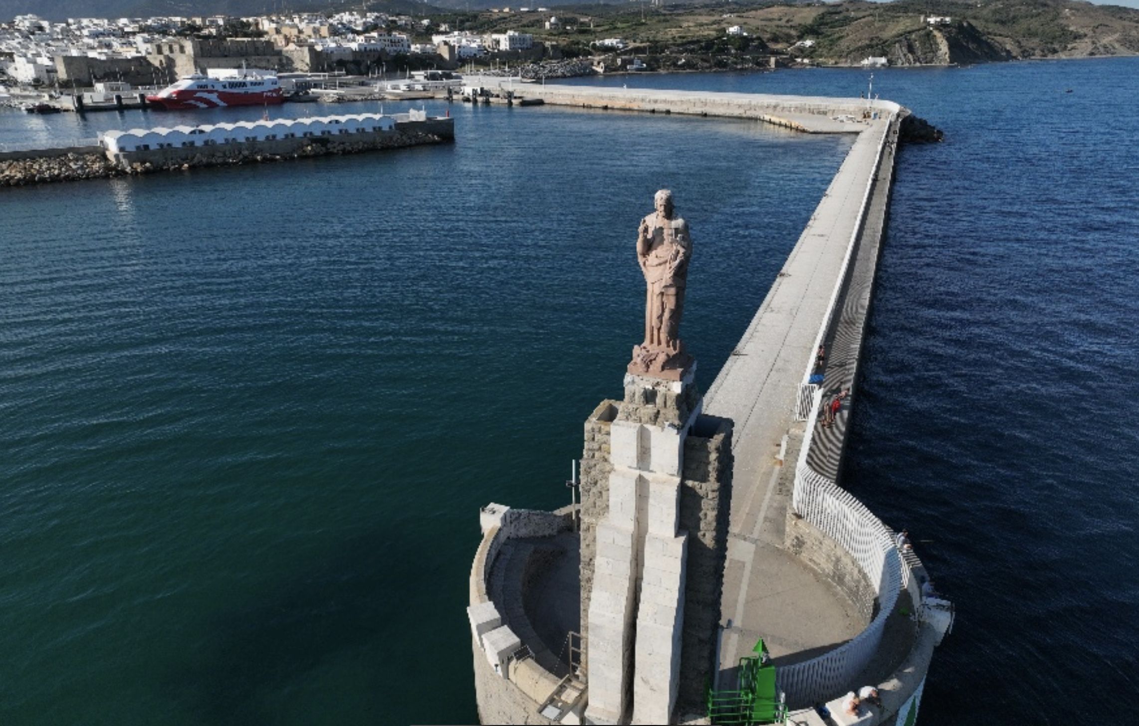 Imagen del monumento. Autoridad Portuaria monitorizará la estabilidad estructural del monumento al Sagrado Corazón en Tarifa