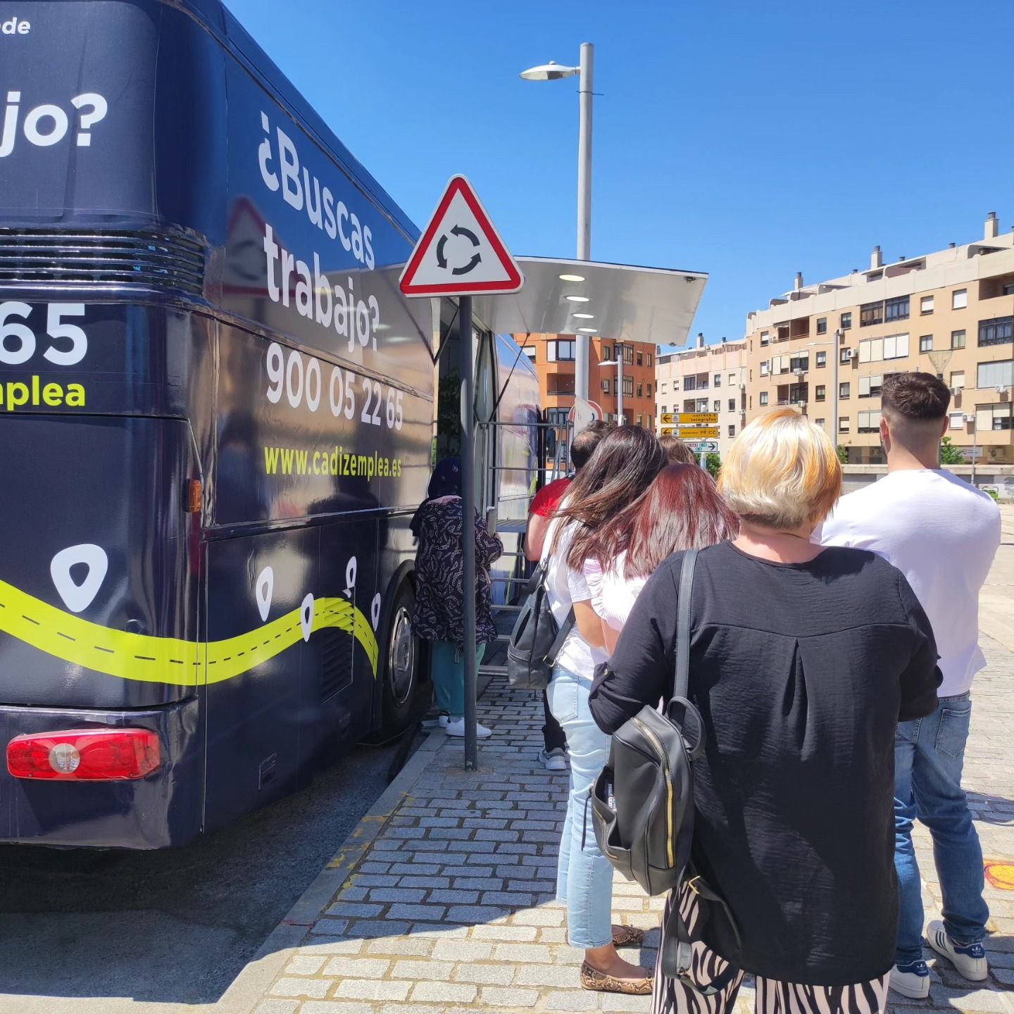 Clece contrata in situ a una persona durante la parada de la ruta ‘Cádiz Emplea’ en Algeciras