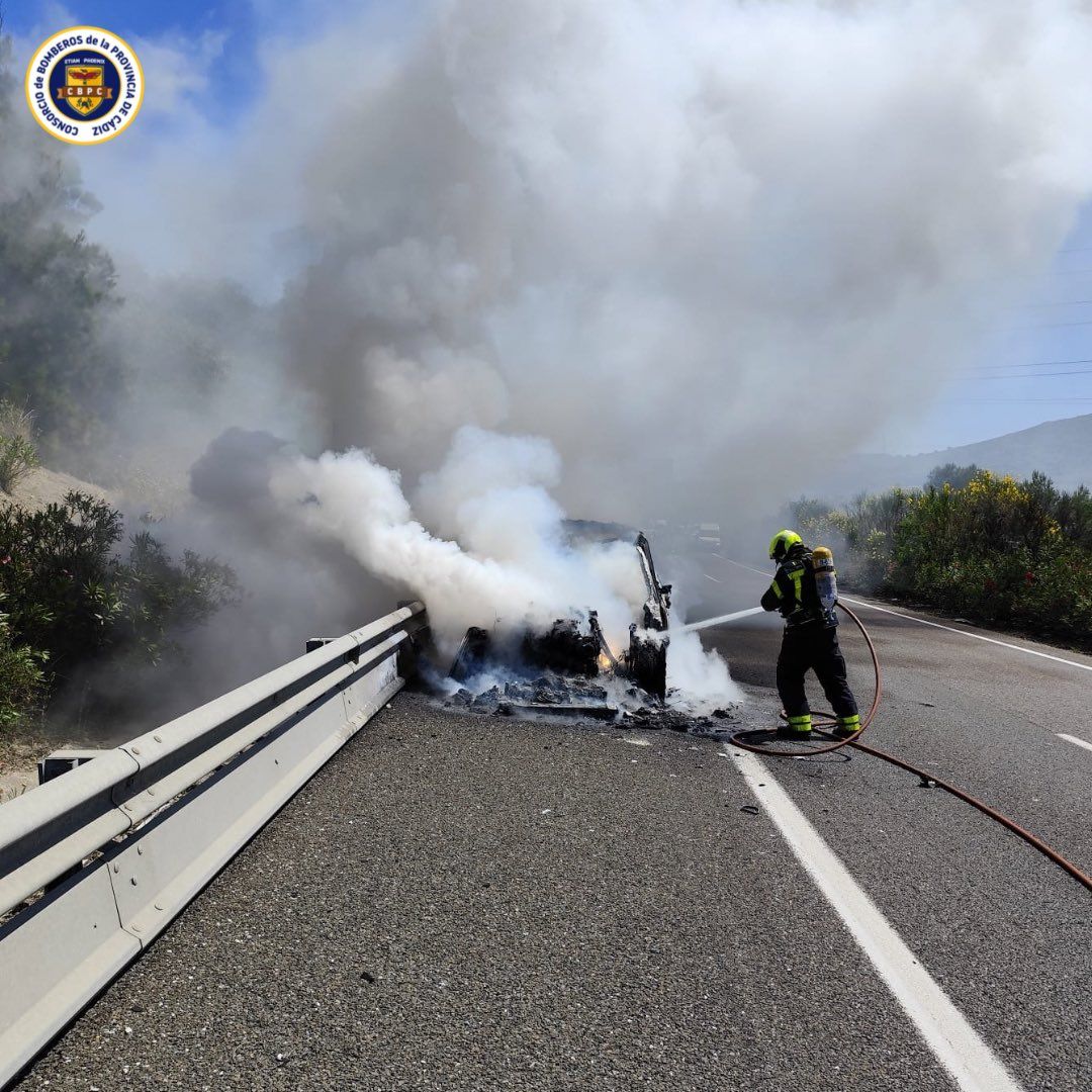 Bomberos intervienen en el incendio de un vehículo en la A-7 de San Roque 