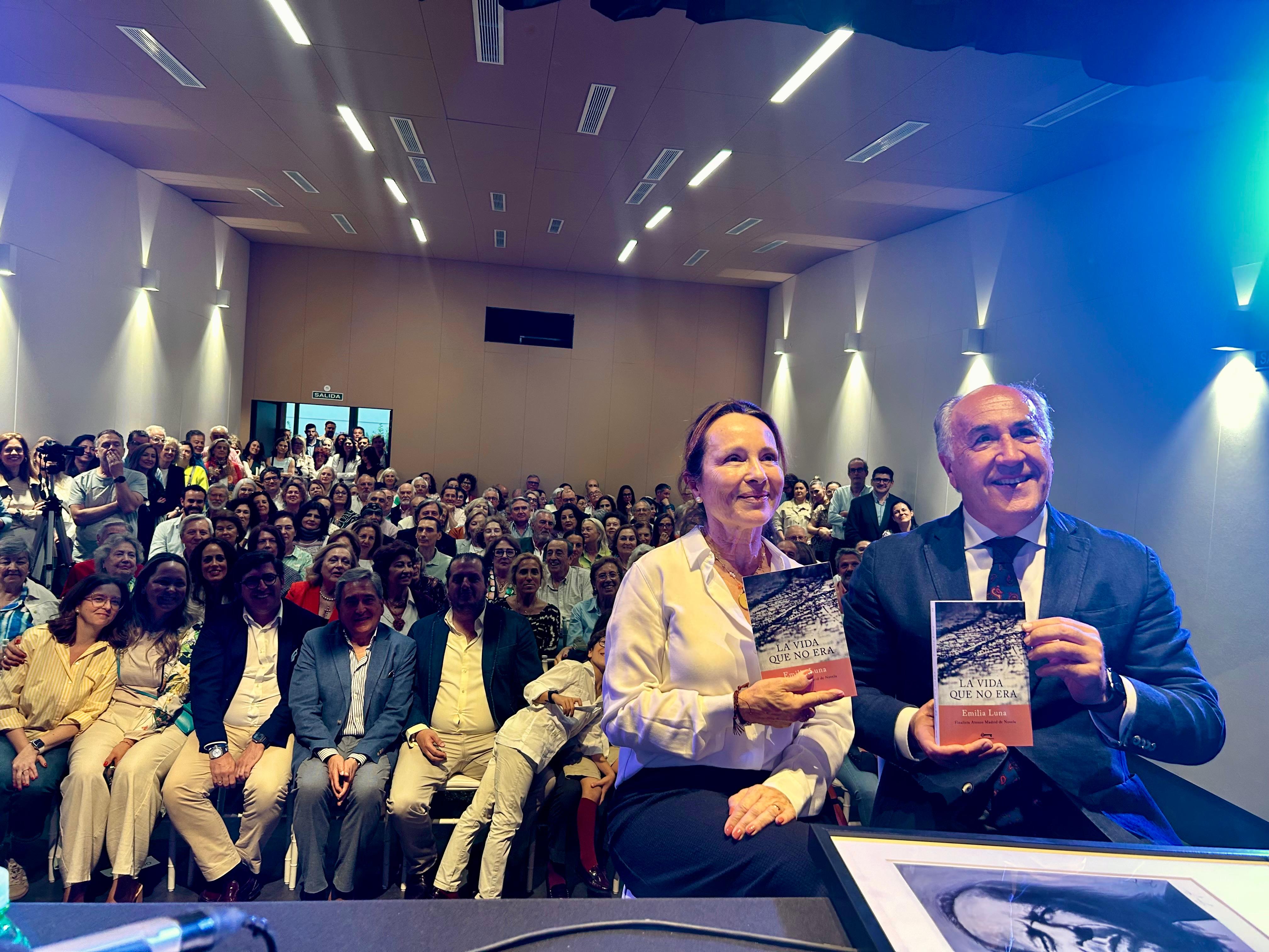 Emy Luna presenta su última novela ante un nutrido público en el Centro de Interpretación